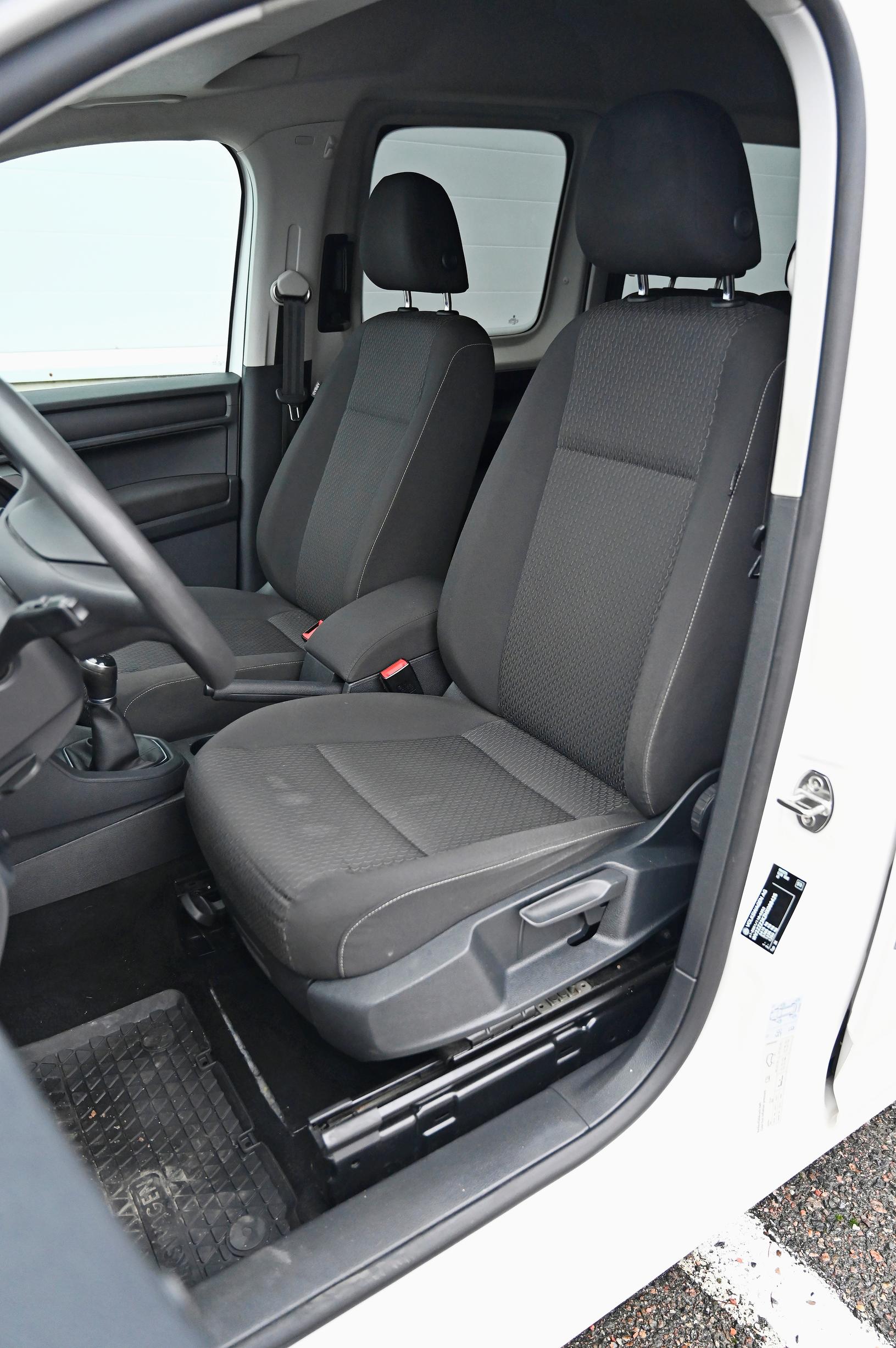 Volkswagen Caddy Maxin kuskin oloissa ei ole valittamista. Ryhdikäs penkki ja ajoasento.
