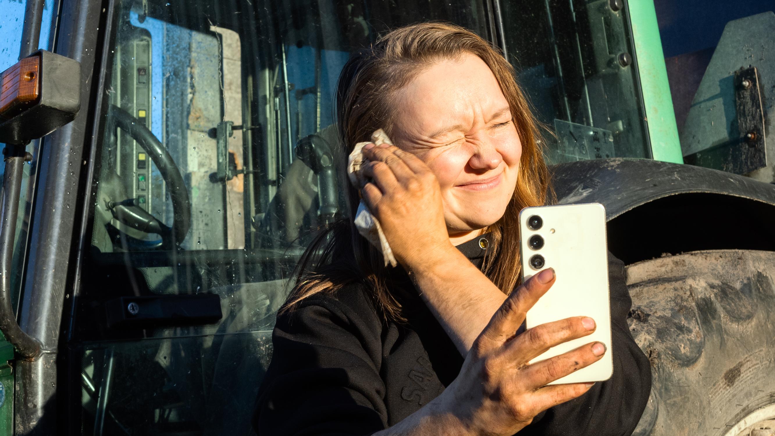 Anne-Mari Tarkkio, 31, pyörittää omaa maatilaa ja isoja somekanavia – Hän saa tytöiltä viestejä, etteivät isät halua myydä tiloja heille