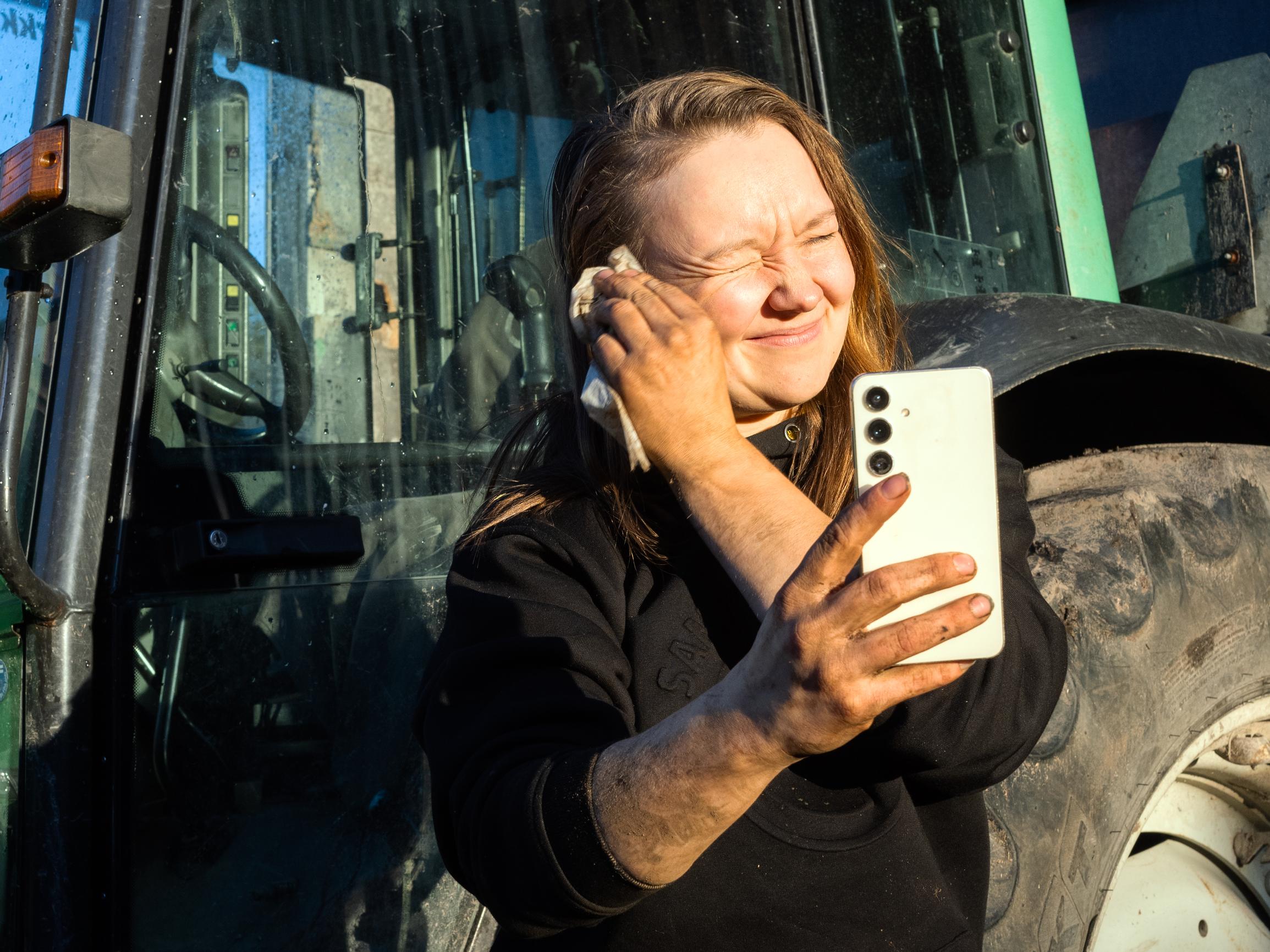 Anne-Mari Tarkkio, 31, pyörittää omaa maatilaa ja isoja somekanavia – Hän saa tytöiltä viestejä, etteivät isät halua myydä tiloja heille