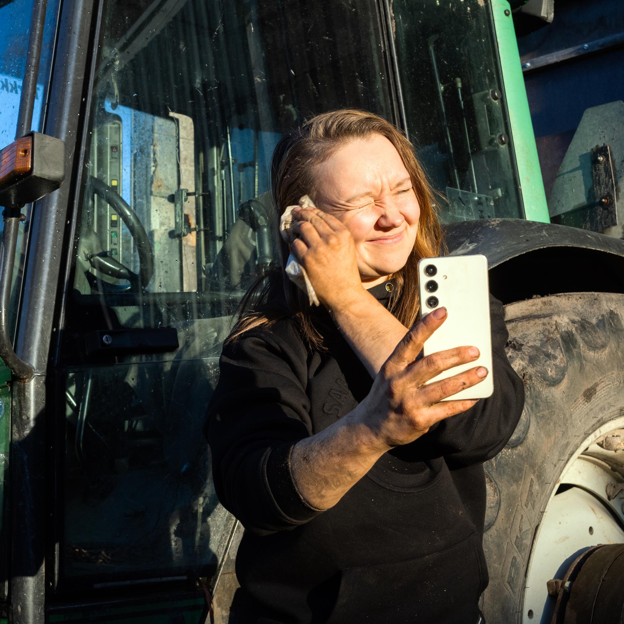 Anne-Mari Tarkkio, 31, pyörittää omaa maatilaa ja isoja somekanavia – Hän saa tytöiltä viestejä, etteivät isät halua myydä tiloja heille