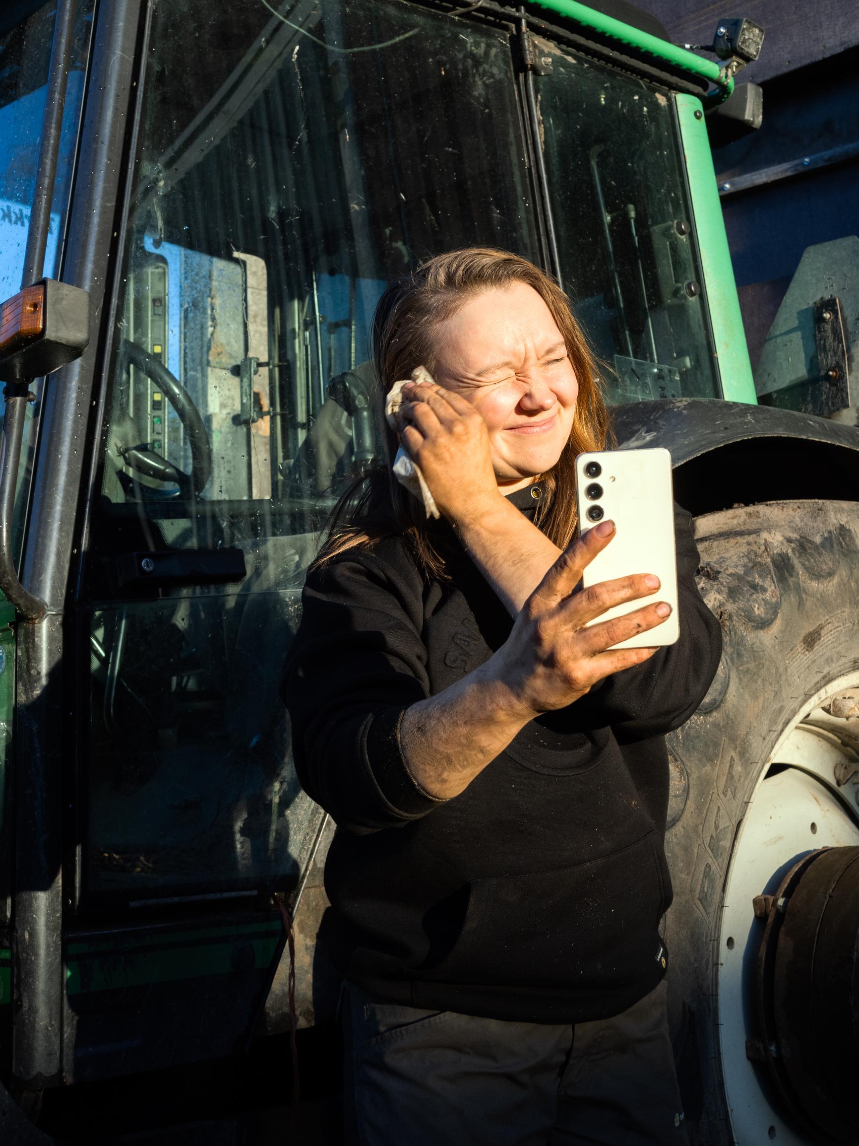 Anne-Mari Tarkkio, 31, pyörittää omaa maatilaa ja isoja somekanavia – Hän saa tytöiltä viestejä, etteivät isät halua myydä tiloja heille