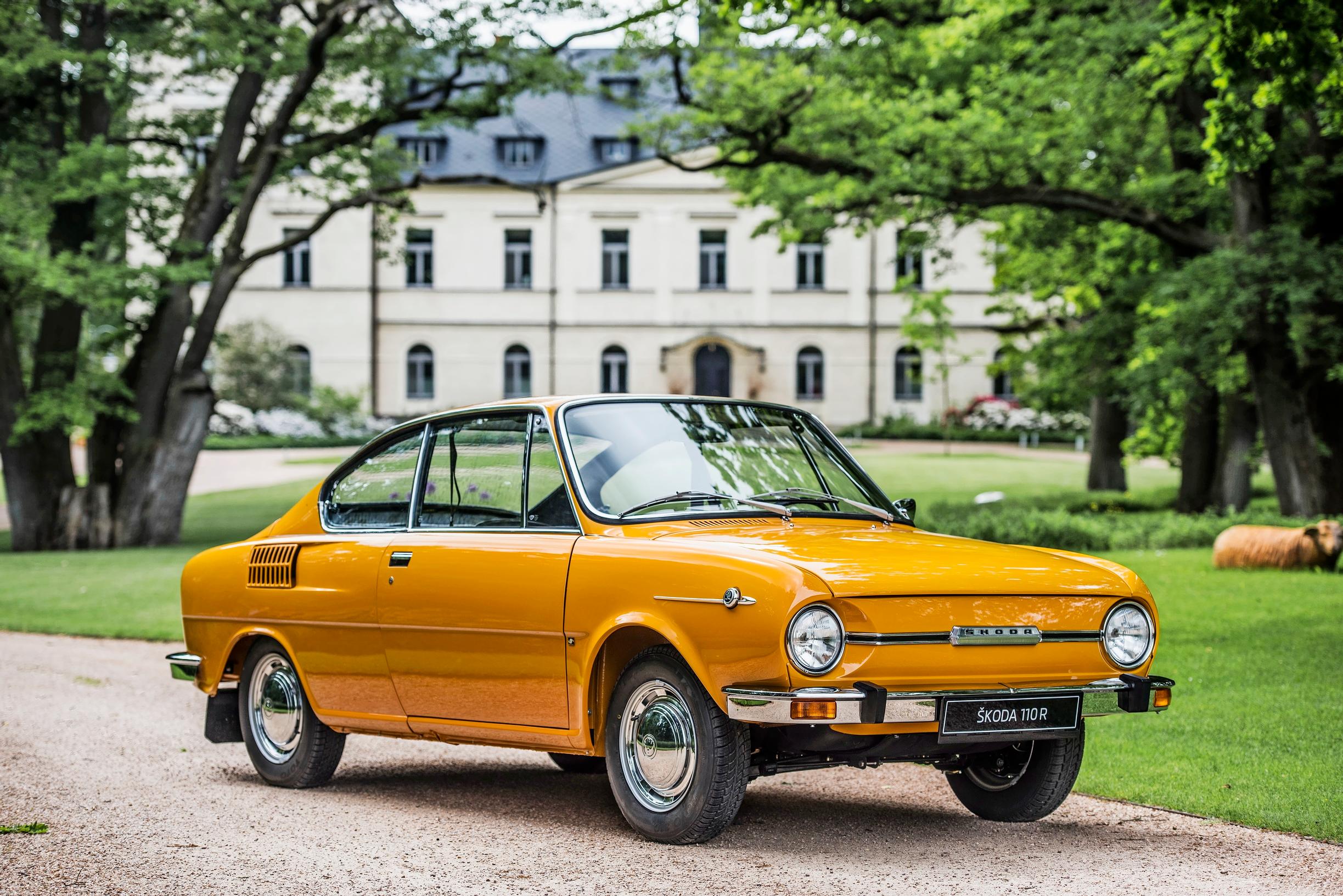 Skoda 110 R, keltainen retroauto etuviistosta