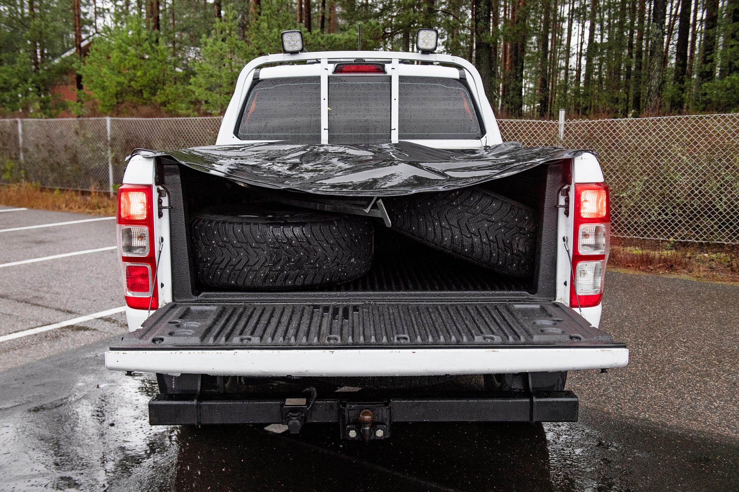 Ford Rangerin tavaratila on peitetty pressulla. Luukku käy taukotuolista.