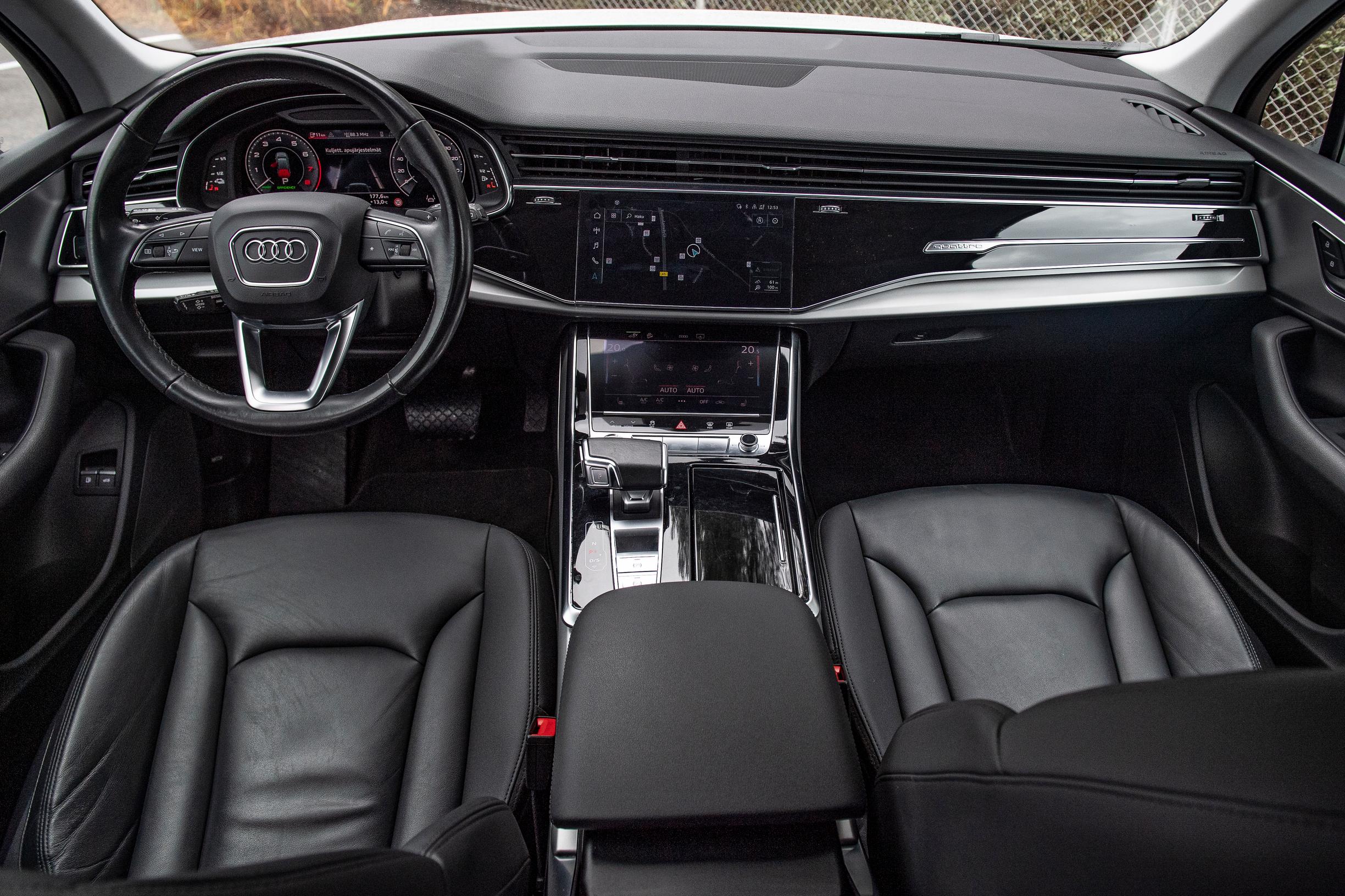 Audi Q7:n kojelauta on massiivinen ja selkeä. Ei liikaa hipaisunäyttöjä.