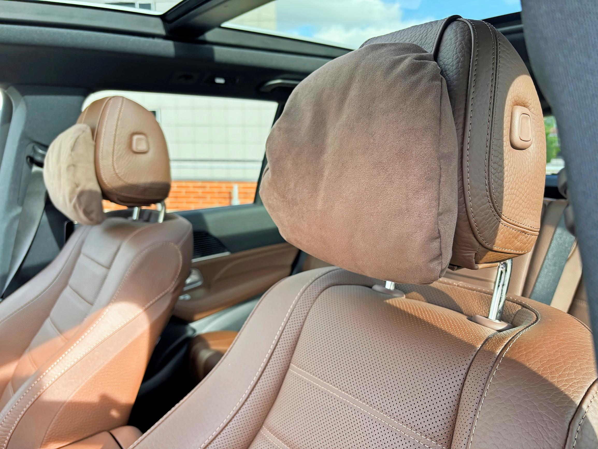 Mercedes-Benz GLS 450 d:n kuljettajan niskatyyny on mukava.