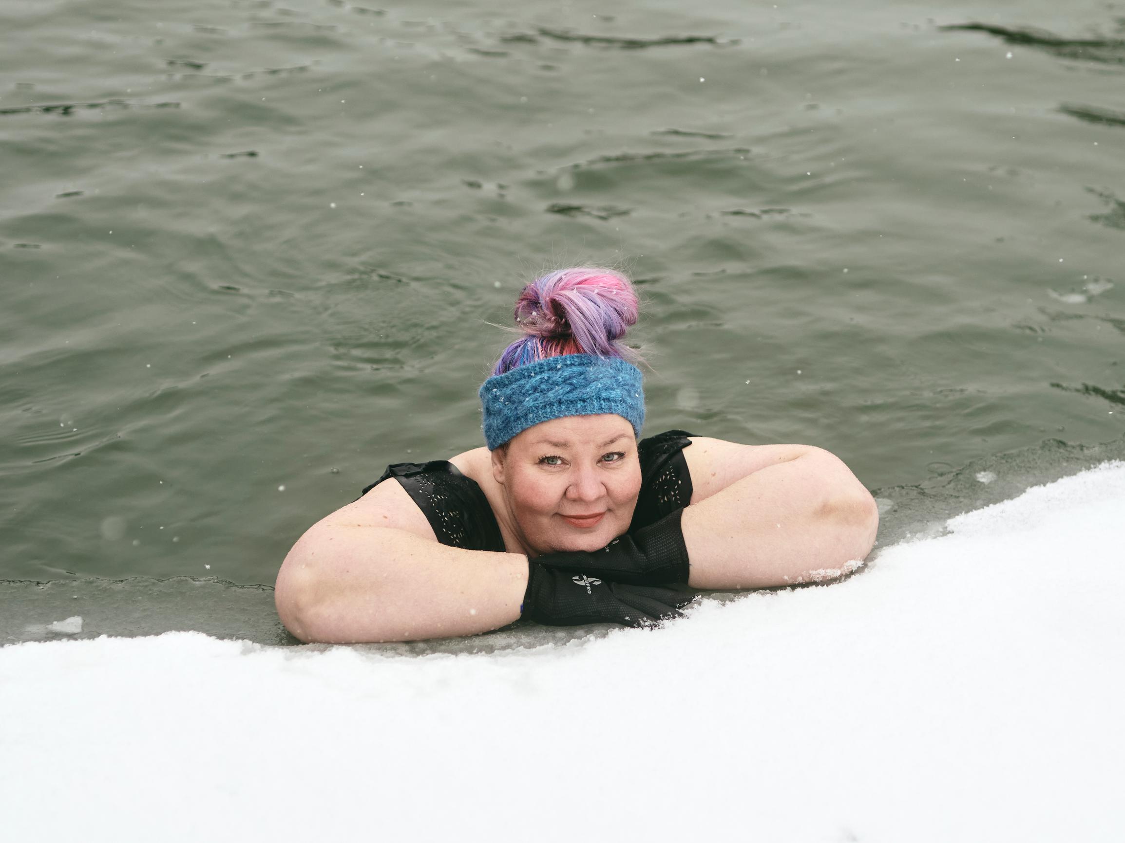 Äitipuoli houkutteli uupuneen Jenny Lehtisen avantoon, pian siitä tuli tapa – Nyt Jenny on uinut luonnonvesissä yli 1 200 päivänä putkeen