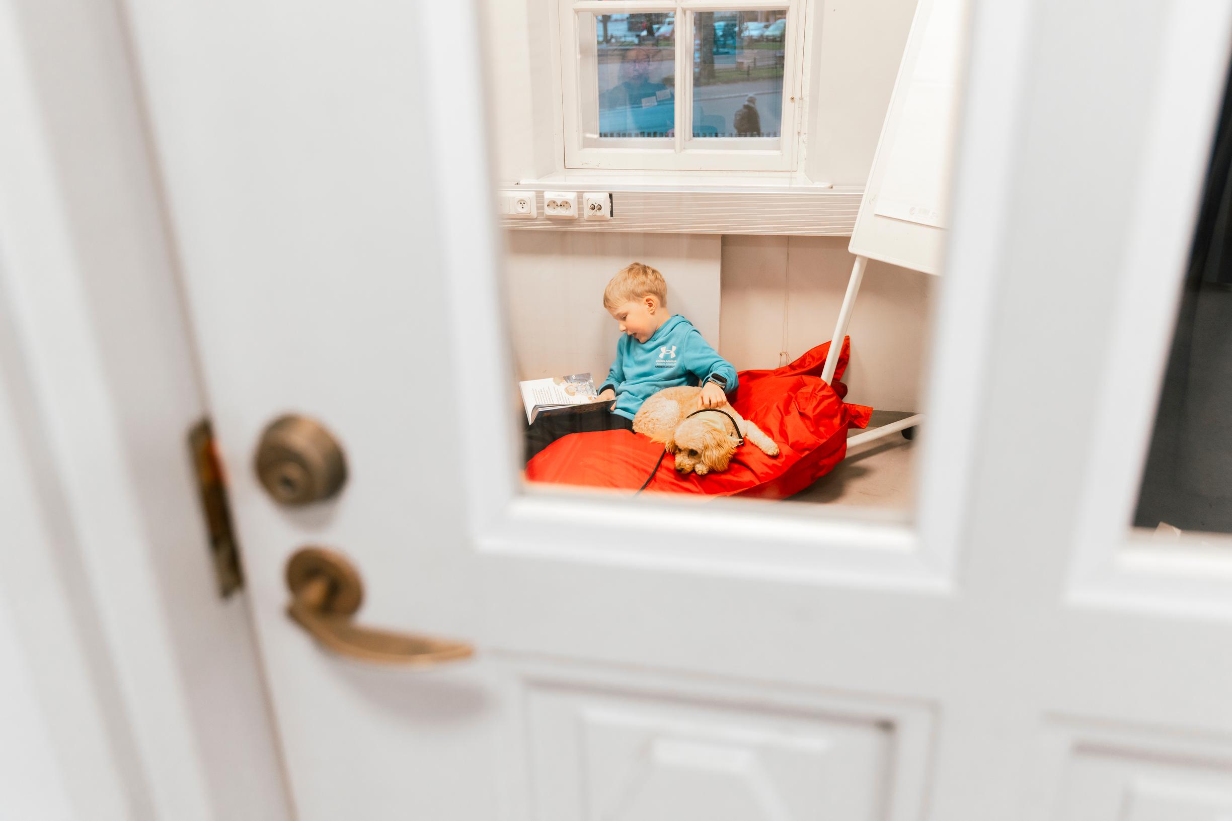 Lukukoira Ebba Kallion kirjastossa