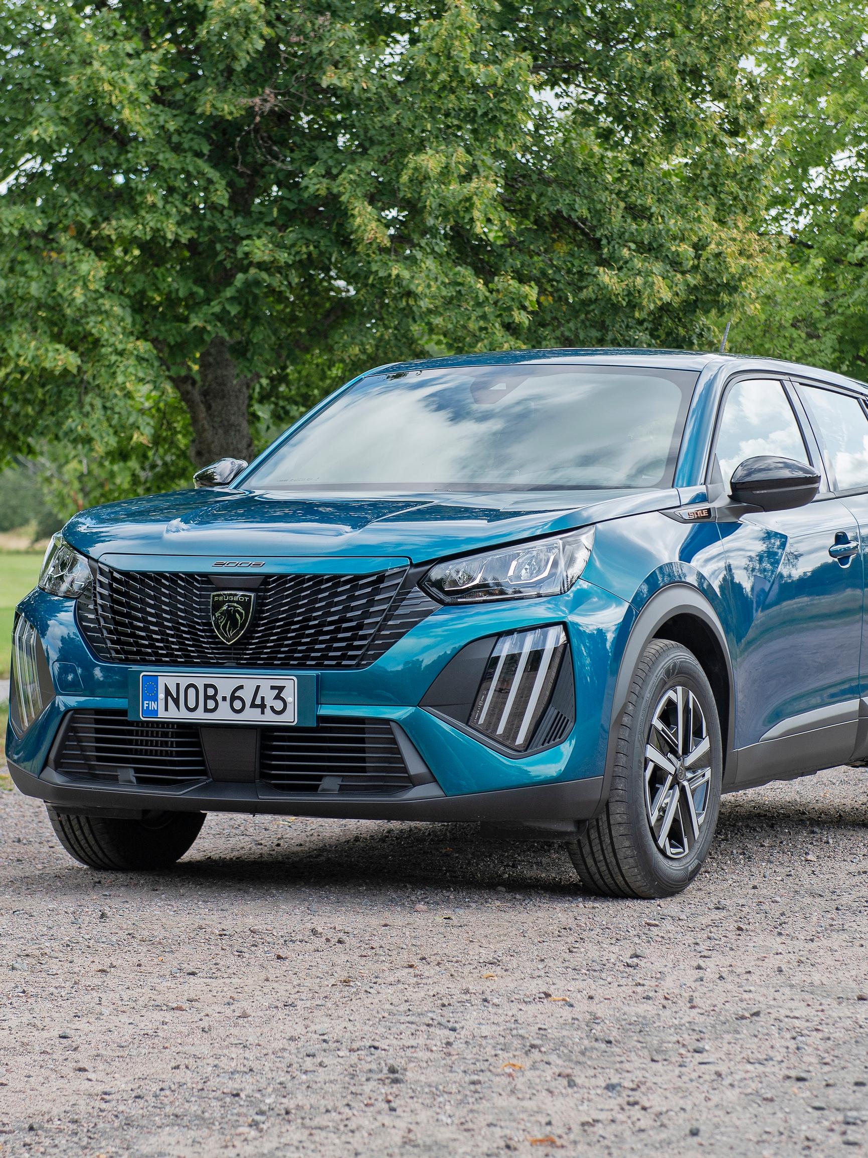 Peugeot 2008 Hybrid 145 – Alle 30 tonnilla saa pienen perheauton, jonka tavaratila jää kakkoseksi ajettavuudelle