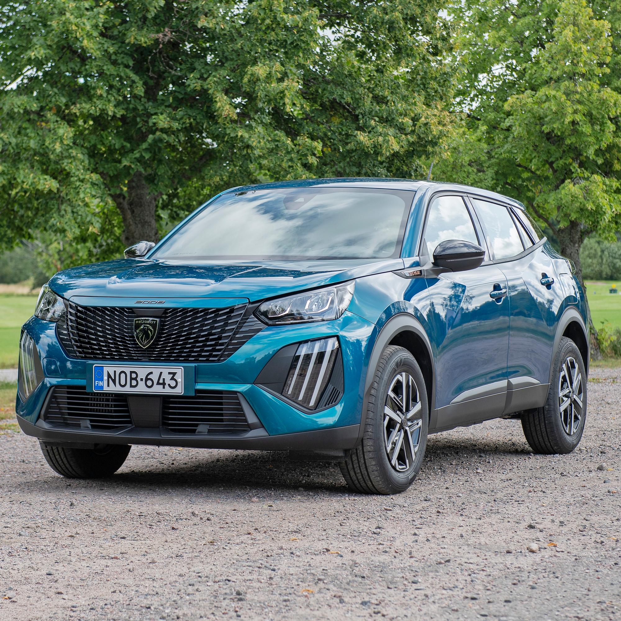 Peugeot 2008 Hybrid 145 – Alle 30 tonnilla saa pienen perheauton, jonka tavaratila jää kakkoseksi ajettavuudelle