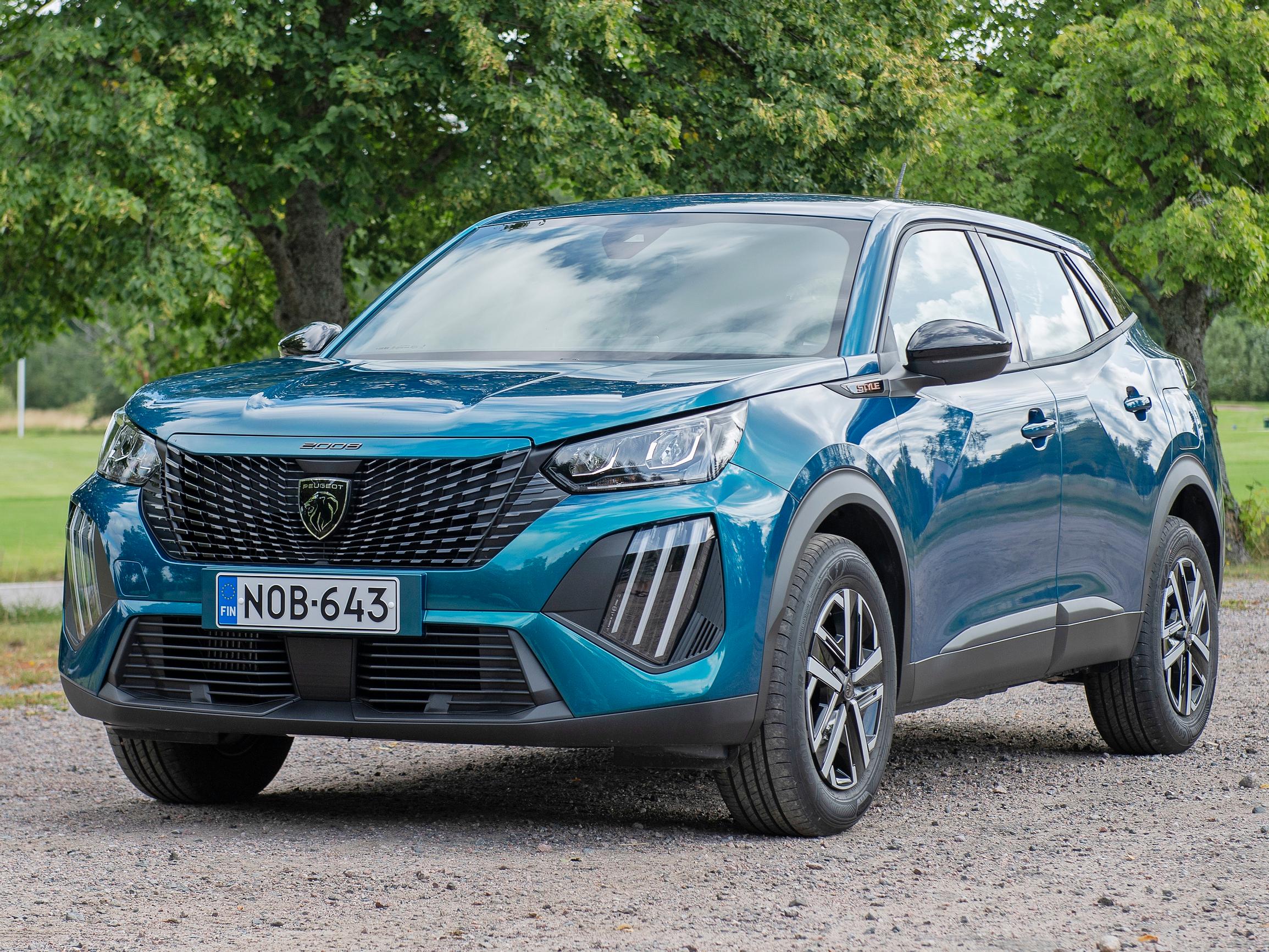 Peugeot 2008 Hybrid 145 – Alle 30 tonnilla saa pienen perheauton, jonka tavaratila jää kakkoseksi ajettavuudelle