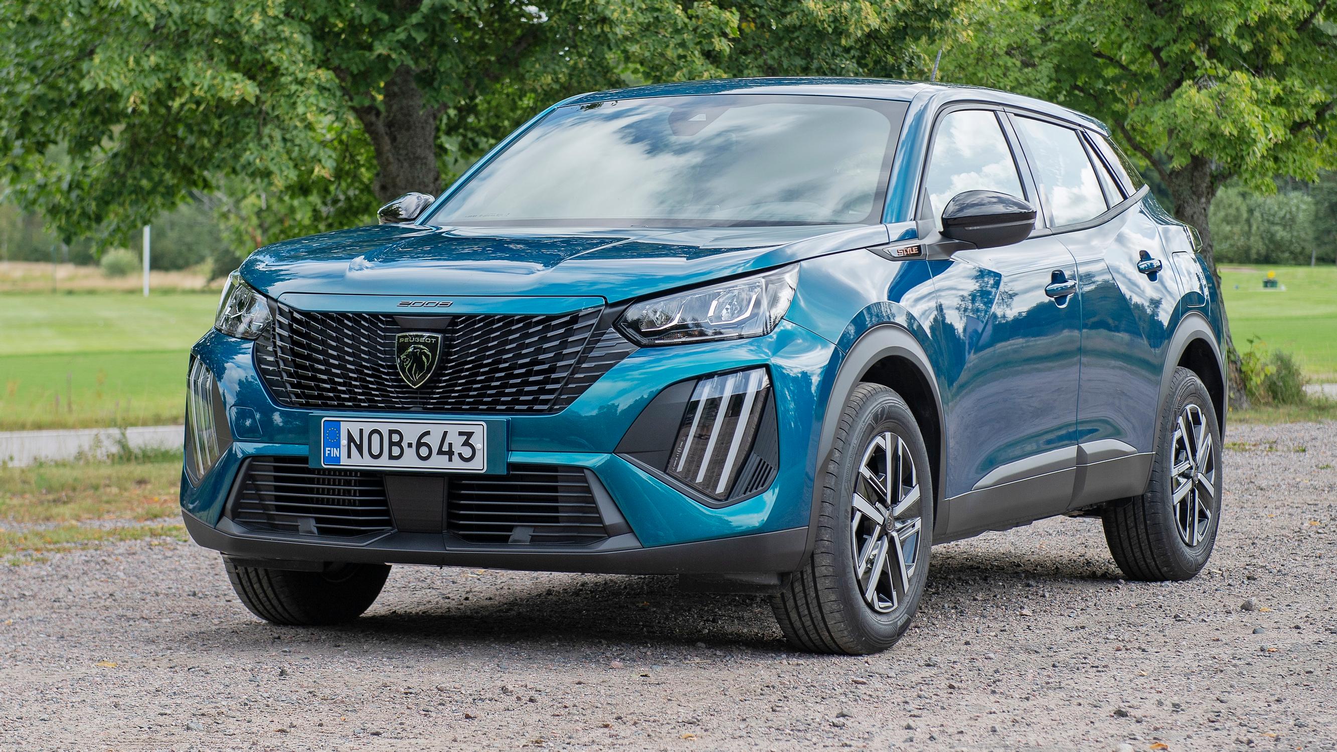 Peugeot 2008 Hybrid 145 – Alle 30 tonnilla saa pienen perheauton, jonka tavaratila jää kakkoseksi ajettavuudelle