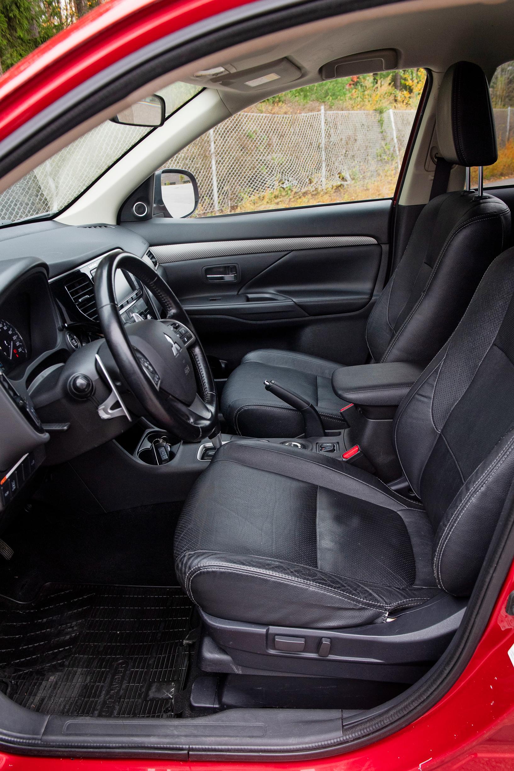 Tuulilasin koeajaman vuoden 2015 Mitsubishi Outlanderin etuistuin on aika kulunut, mikä ei ole ihme, sillä autolla on ajettu lähes 300 000 kilometriä. Tuolin säädöt toimivat kuitenkin moitteettomasti.