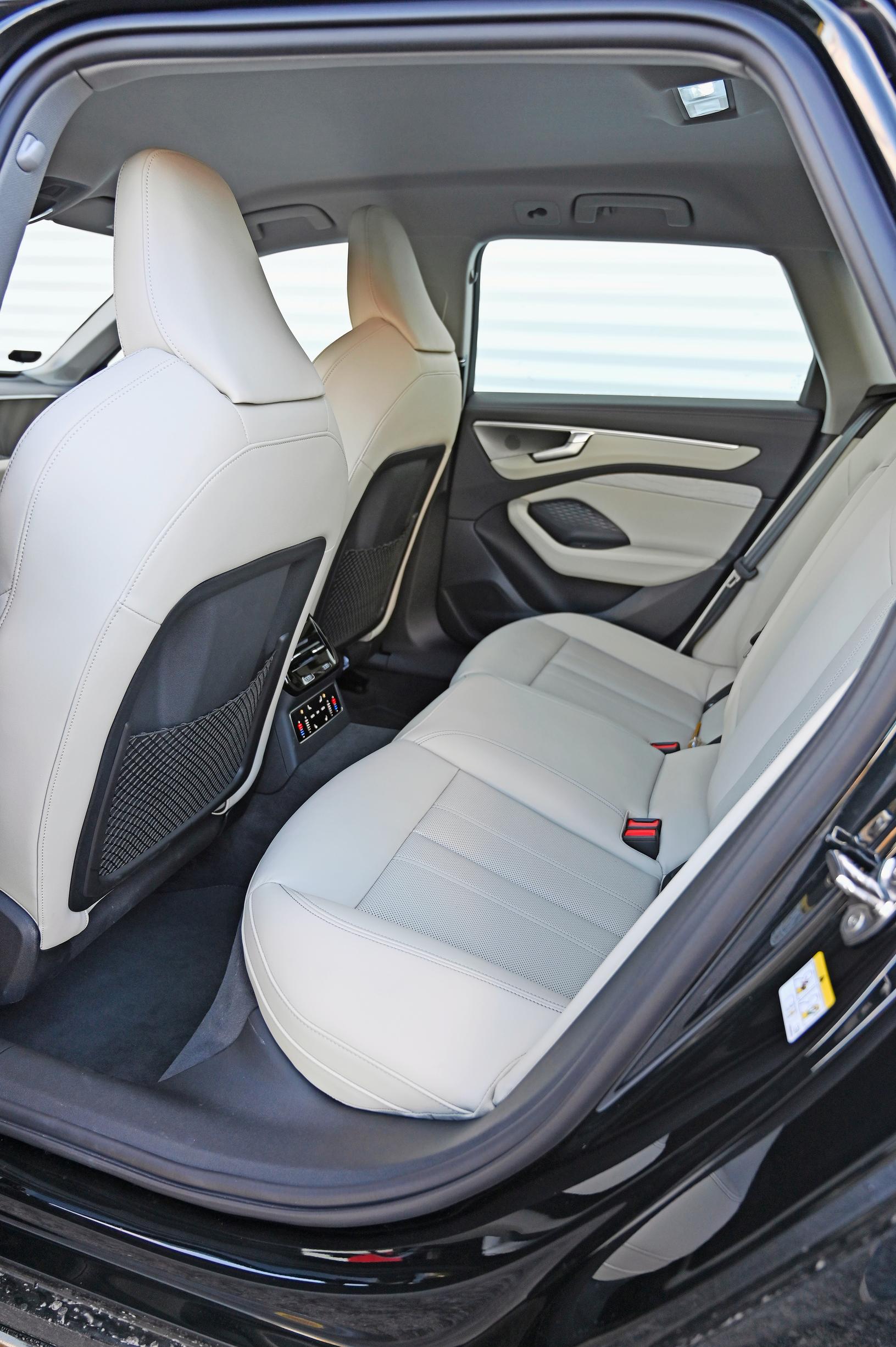 Audi A6 e-hybridin takana ei ole erityisen paljon jalkatilaa, mutta muuten tilantarjonta on odotusten mukaista.