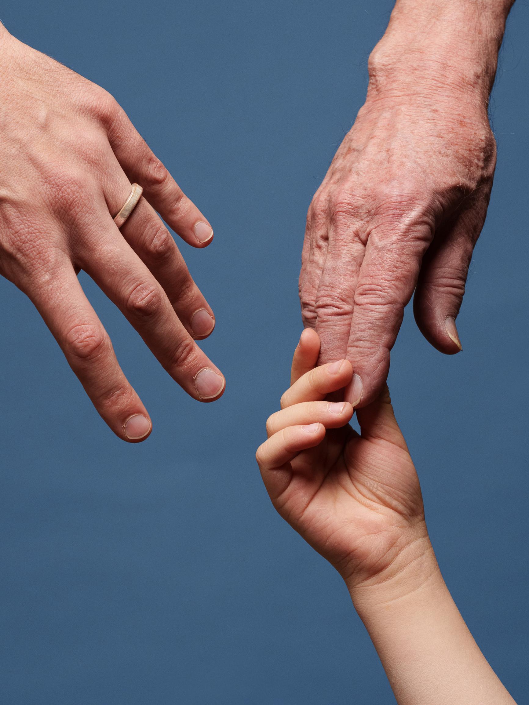 Isän maa – Yllättäväkin huumori keventää vaikeita aiheita Kansallisteatterin tragikomediassa, joka antaa pohdittavaa