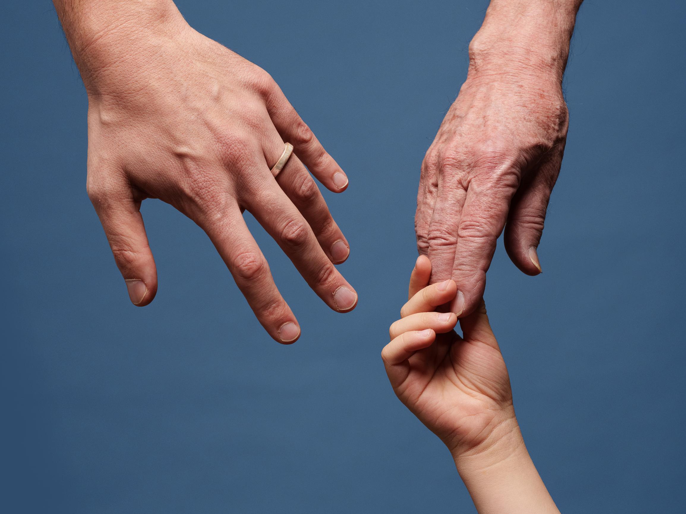 Isän maa – Yllättäväkin huumori keventää vaikeita aiheita Kansallisteatterin tragikomediassa, joka antaa pohdittavaa