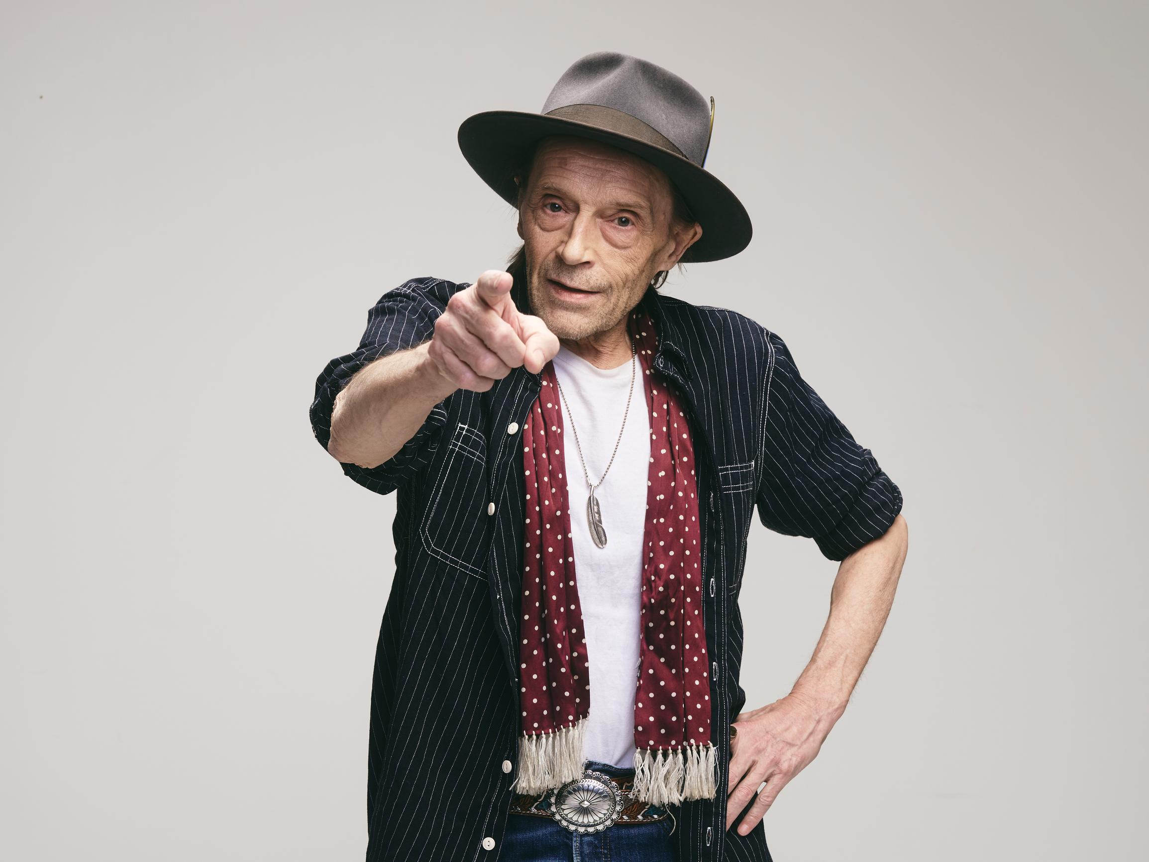 Monologin ensi-illan edellä olo on kuin hautausurakoitsijalla saattamassa asiakasta hautaan, huulilla hento kuiskaus: ”Saatana, ei koskaan enää” – kunnes taas mennään