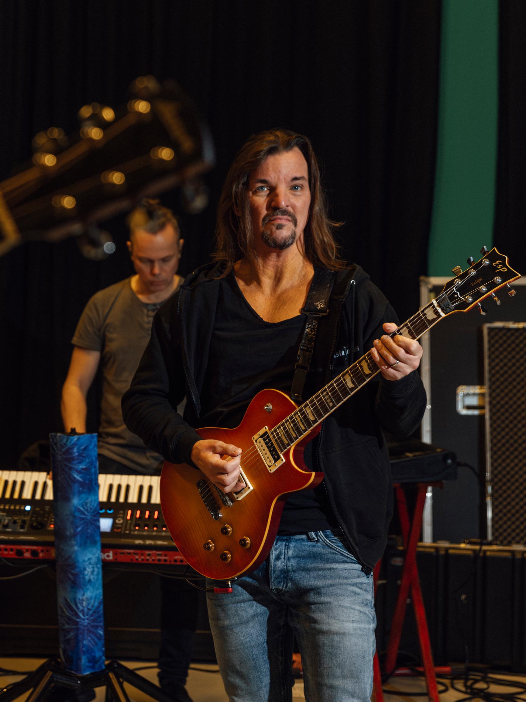 Tässä on mies Raskasta joulua -ihmeen takana – Erkka Korhosen päähänpistosta syntyi ainutlaatuinen joulutraditio