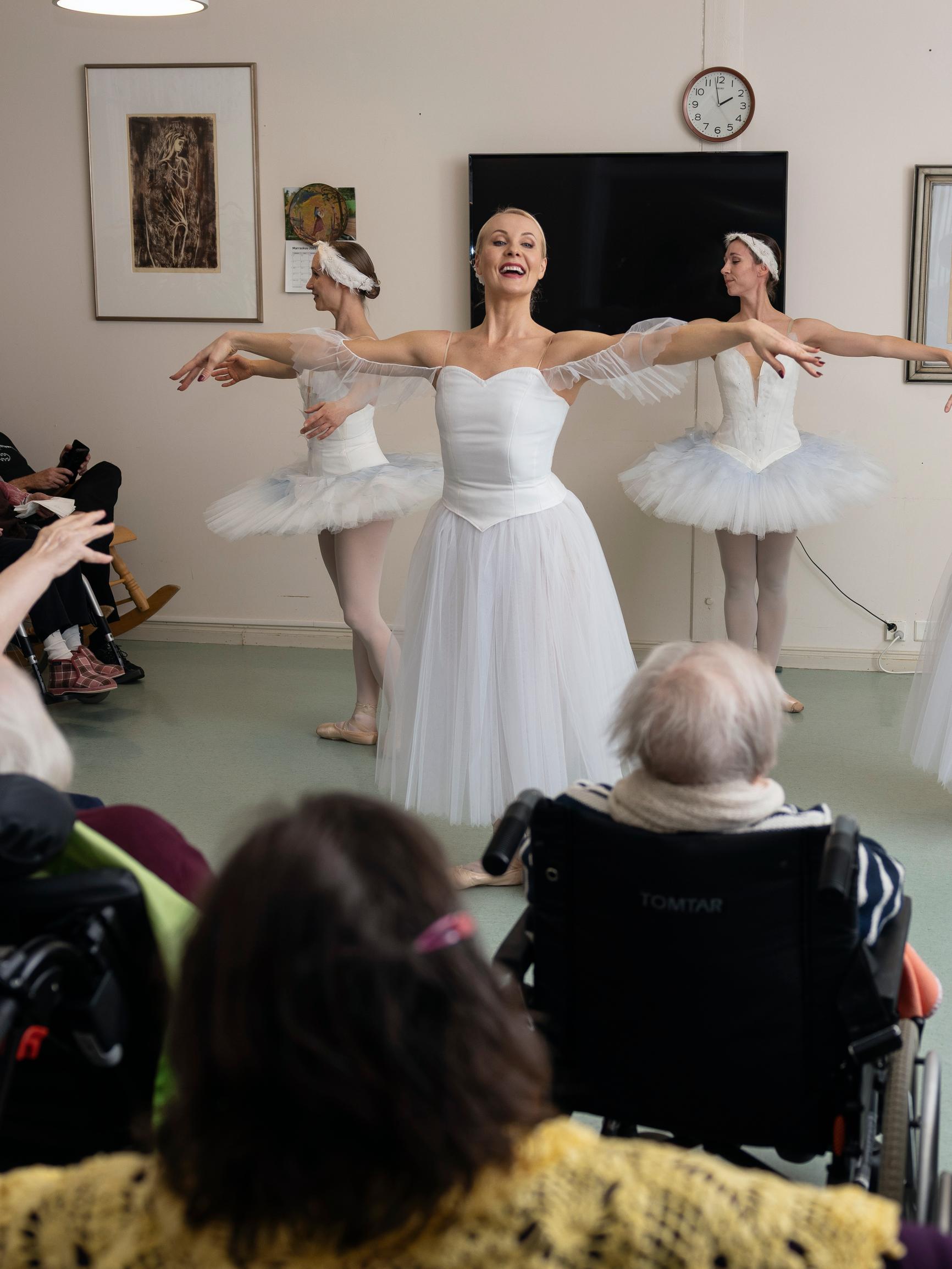 Muistisairaiden hoivakoti oli hetken Joutsenlammen näyttämö - Oletteko te missejä, tanssijoilta on vierailuilla kysytty