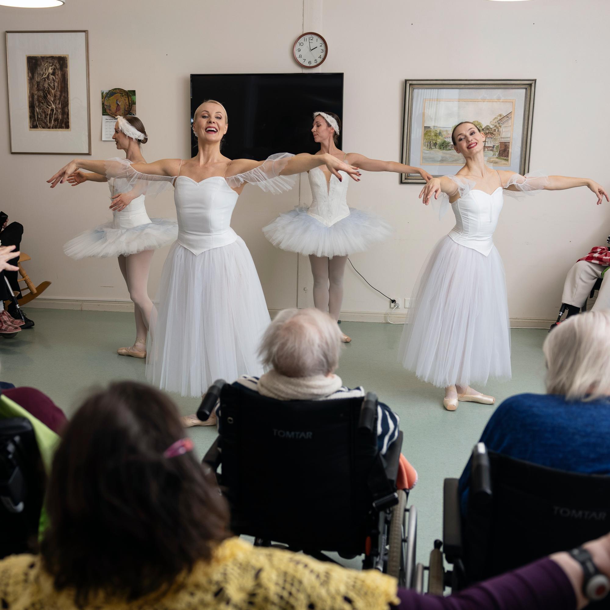 Muistisairaiden hoivakoti oli hetken Joutsenlammen näyttämö - Oletteko te missejä, tanssijoilta on vierailuilla kysytty