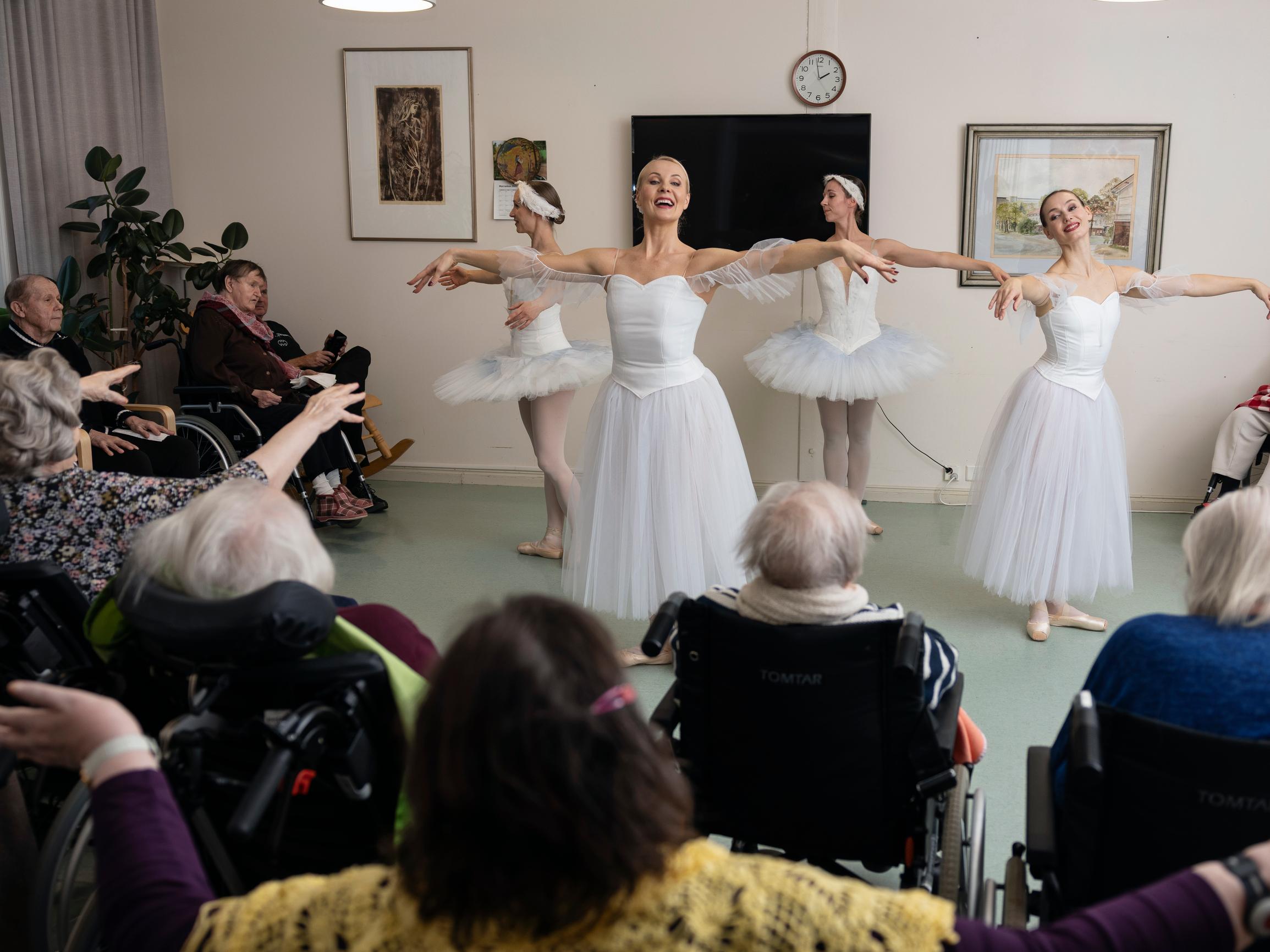 Muistisairaiden hoivakoti oli hetken Joutsenlammen näyttämö - Oletteko te missejä, tanssijoilta on vierailuilla kysytty