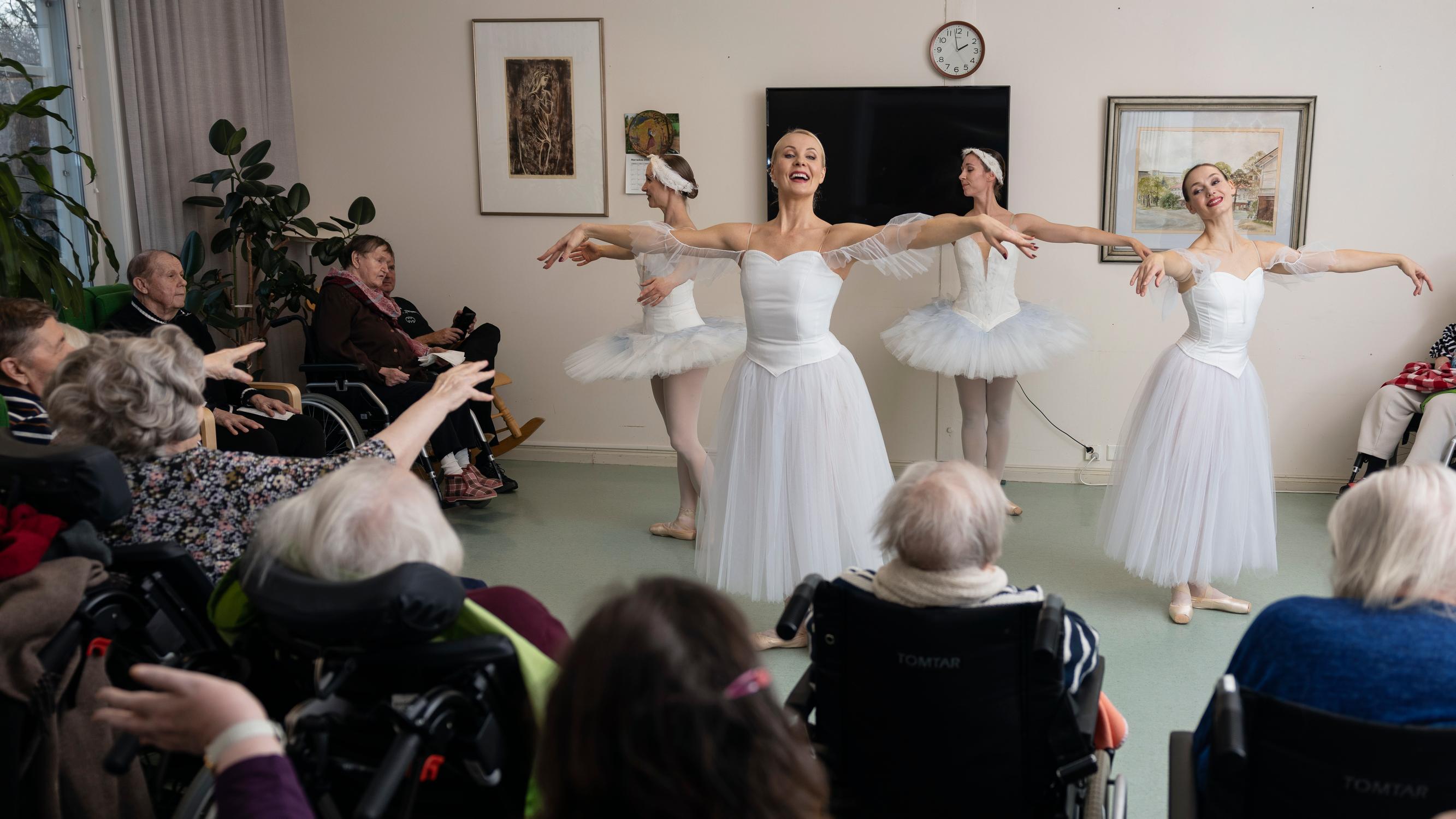 Muistisairaiden hoivakoti oli hetken Joutsenlammen näyttämö - Oletteko te missejä, tanssijoilta on vierailuilla kysytty