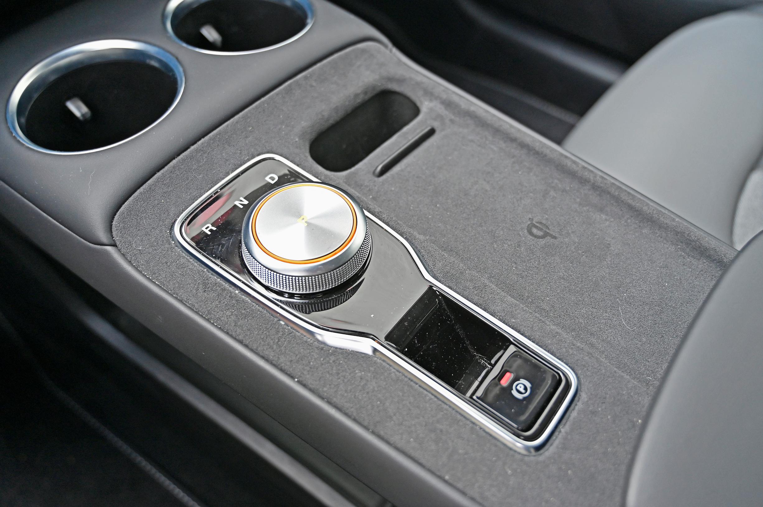 MG S5 EV Luxury 64 kWh:n ohjaamossa on tällainen hauska yksityiskohta, mokkapintainen langaton puhelimen latausalusta.