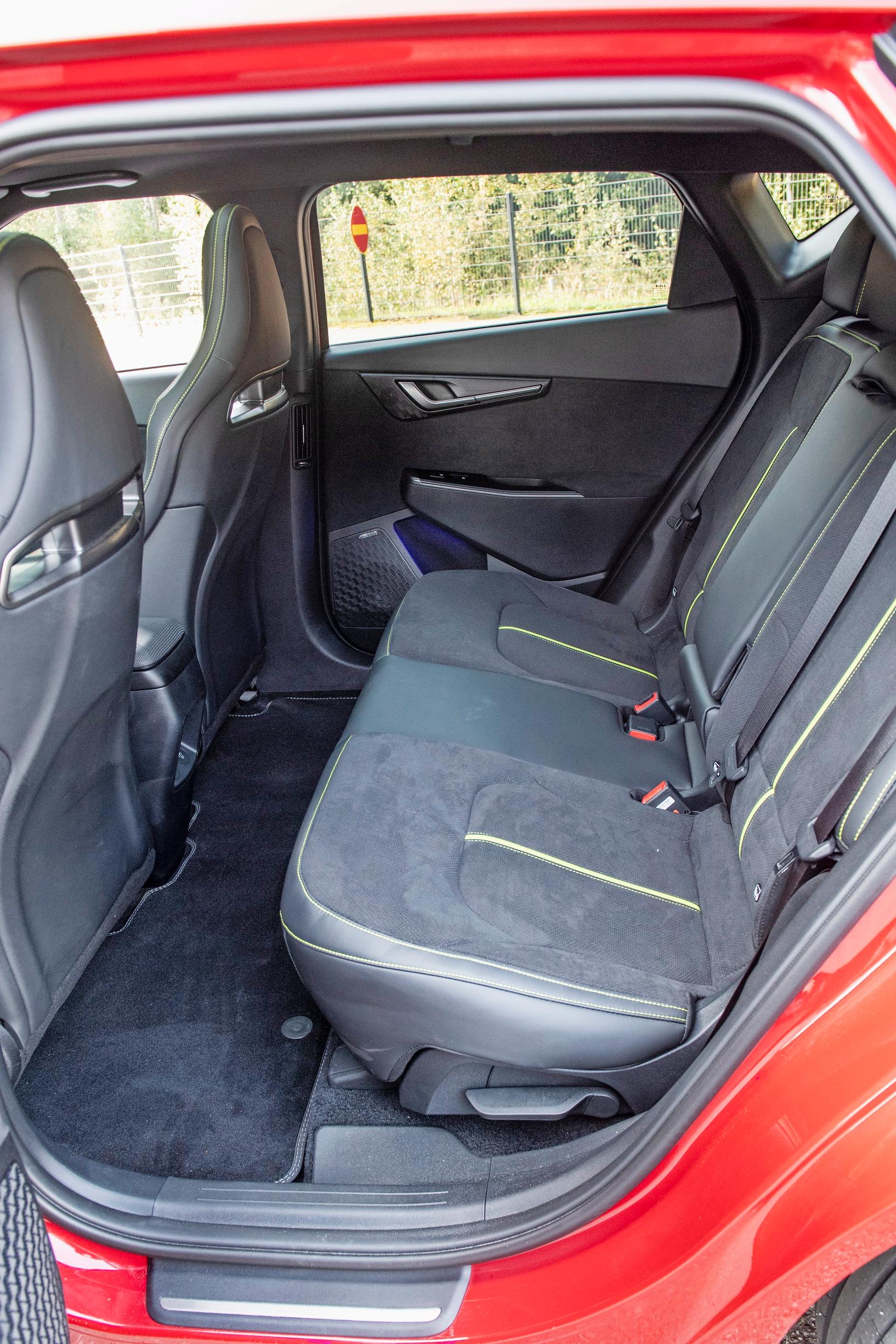 Kia EV6 GT:n takapenkillä on limusiiniluokan polvitilat.