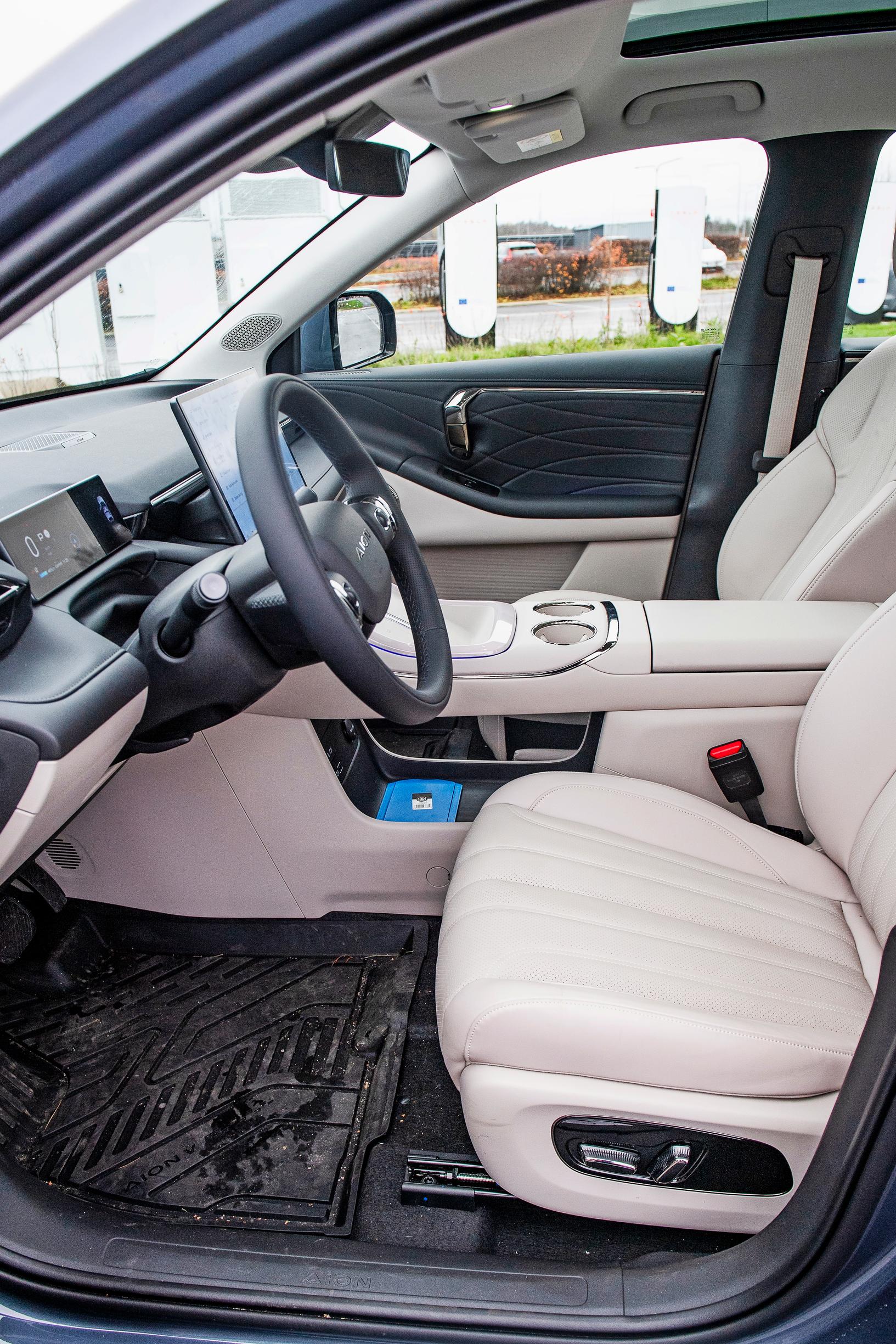 Aion V etupenkki: Edessä istutaan ryhdikkäästi. Valkoinen nahkaverhous on näyttävä, mutta herkkä likaantumaan.