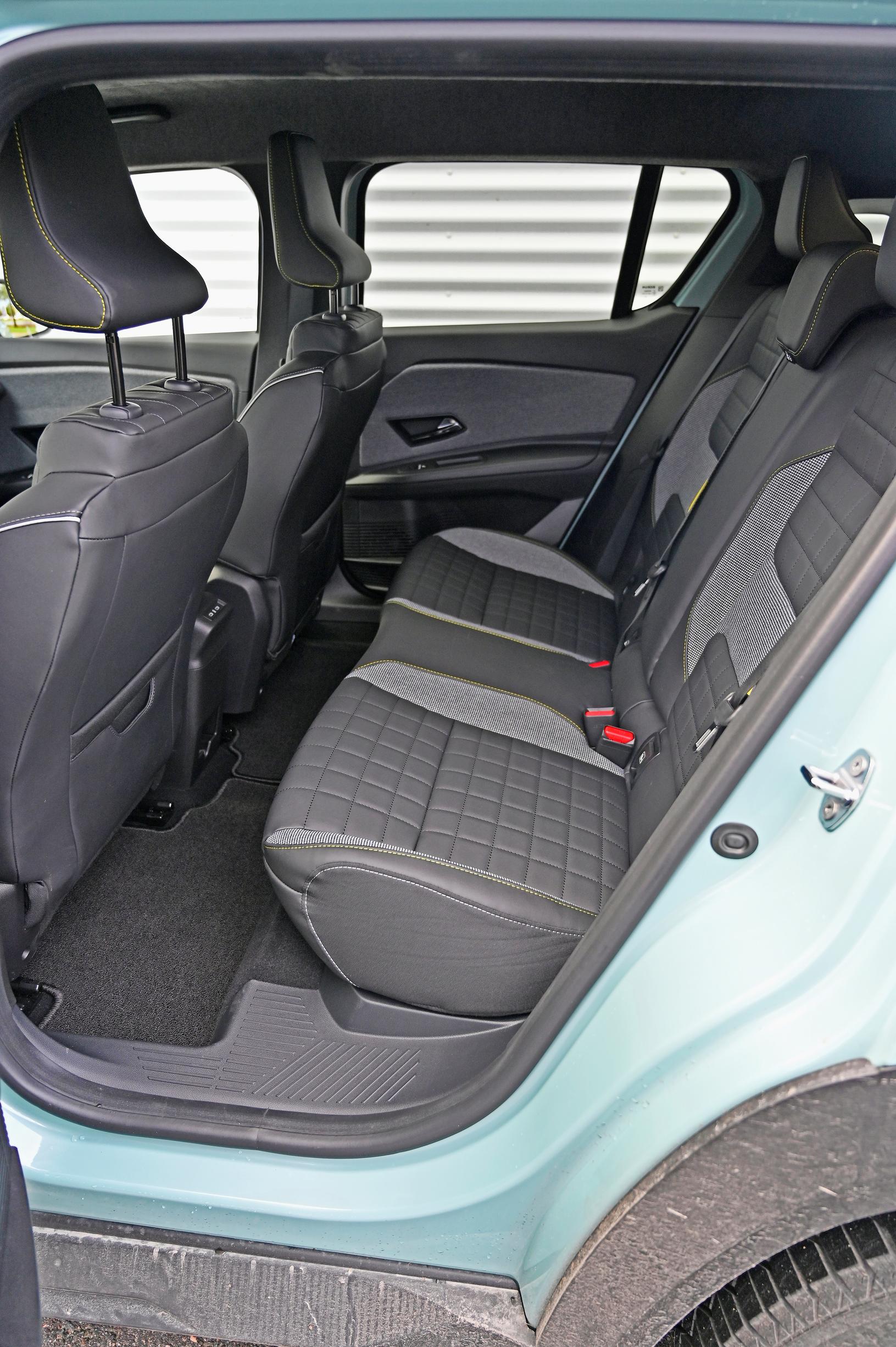 Renault 4 E-Techin takapenkillä tulee ahdasta polvitilojen suhteen, jos edessä matkustaa yhtään pidempi henkilö.