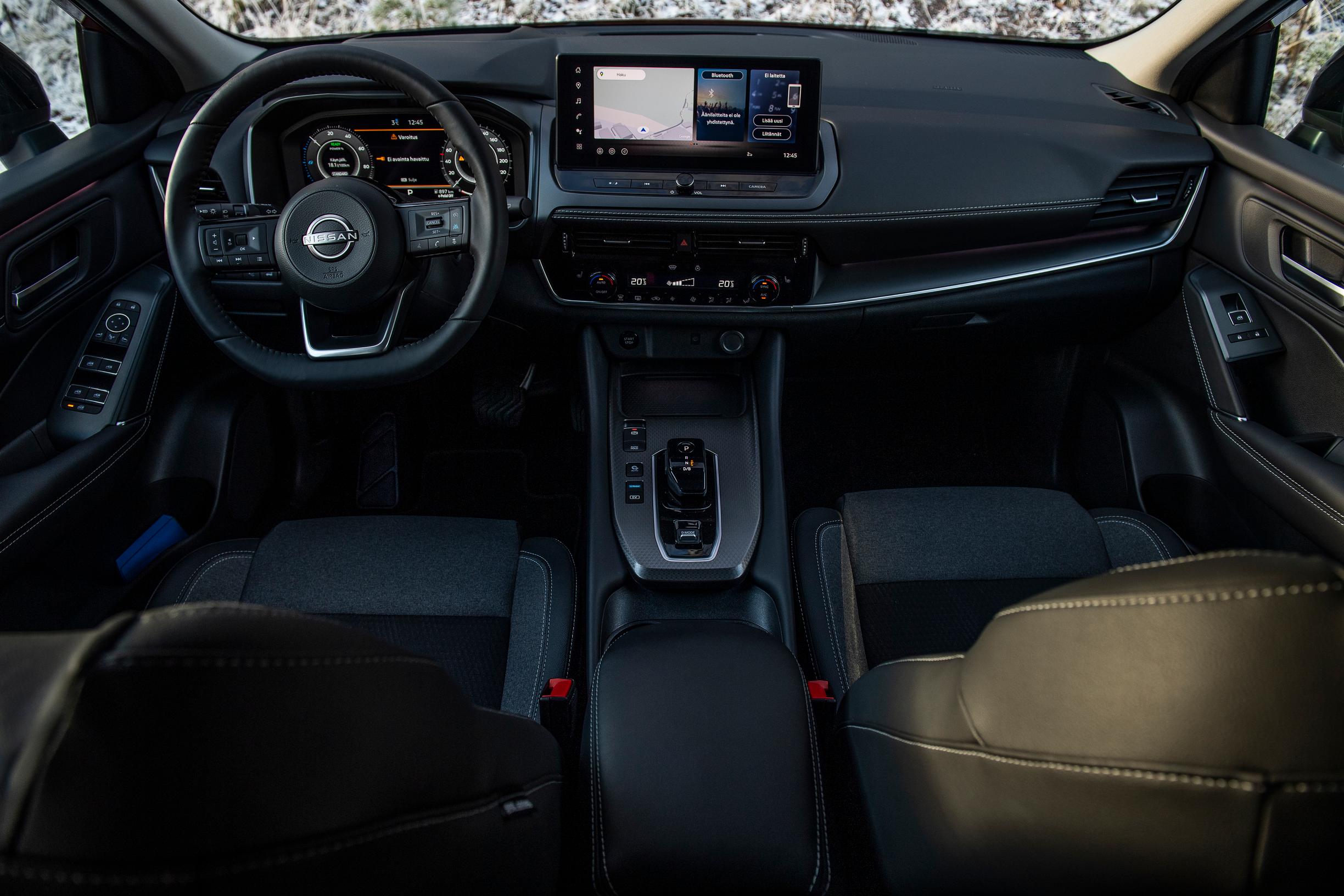 Nissan Qashqai e-Powerin kojelauta on tyylikäs ja selkeä.