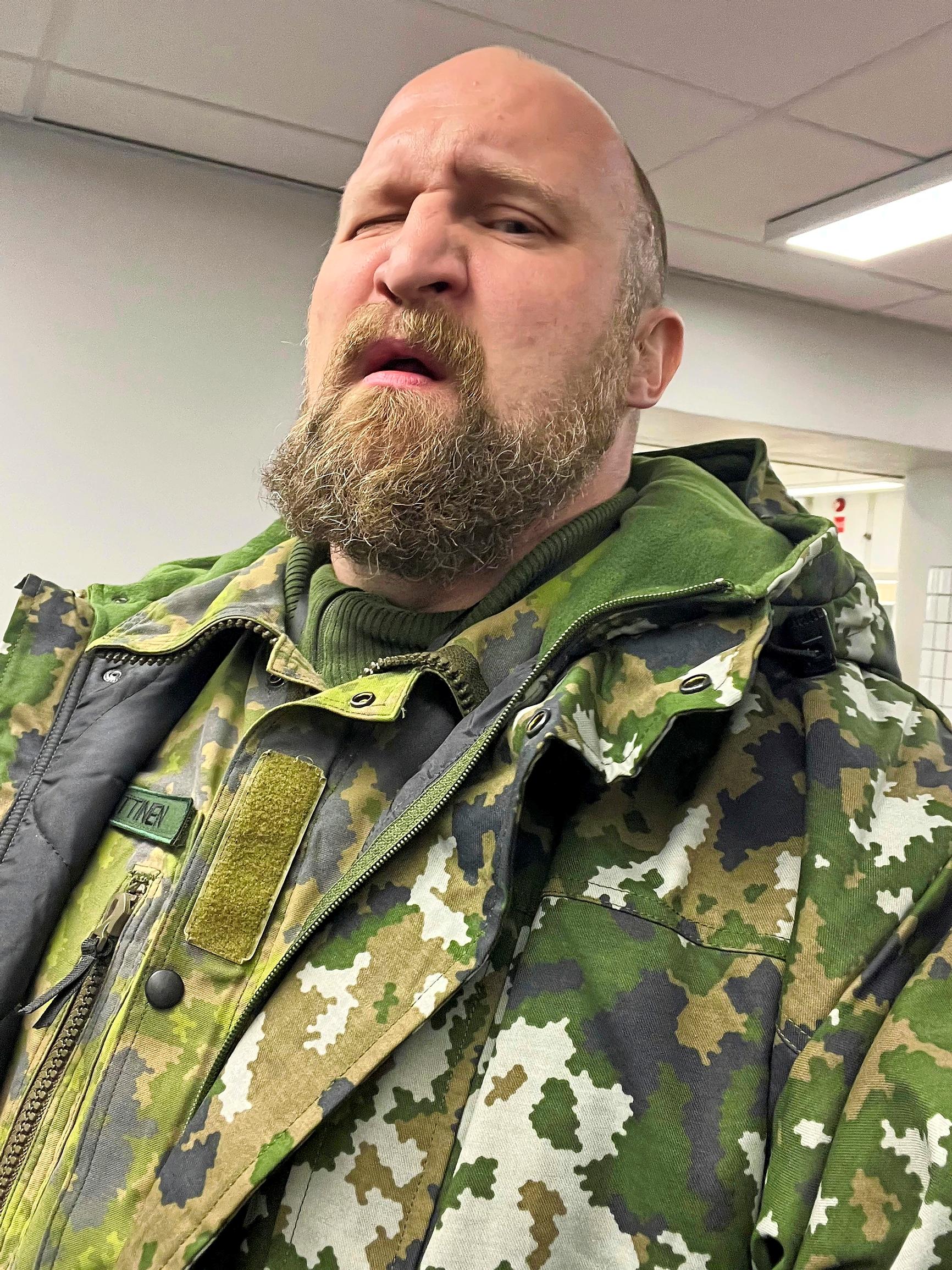 Paleface eli Karri Miettinen lähti maanpuolustuskurssille ja pukeutui armeijan maastopukuun