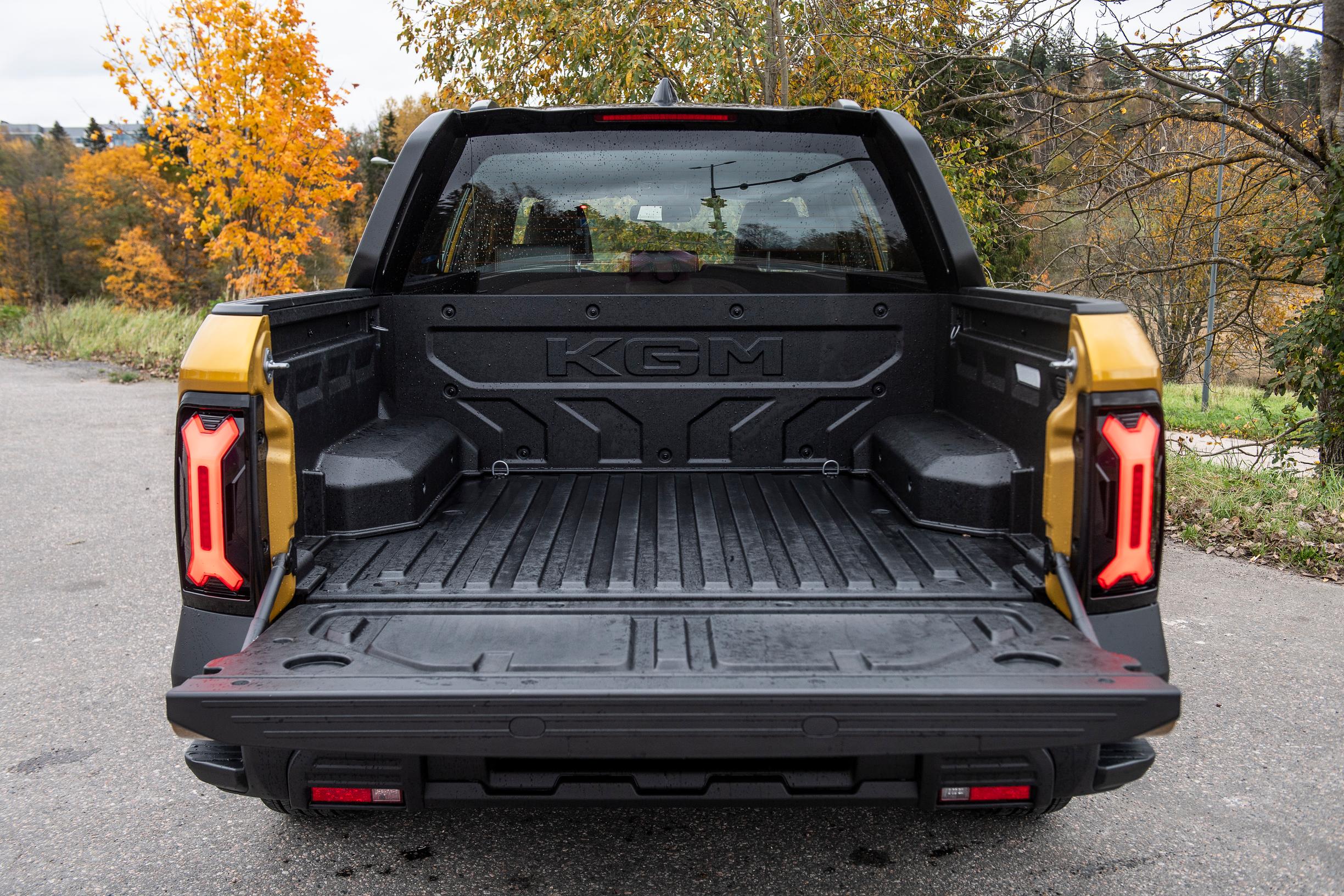 KGM Musso:n lava on suojattu asiallisella muovipinnoitteella.