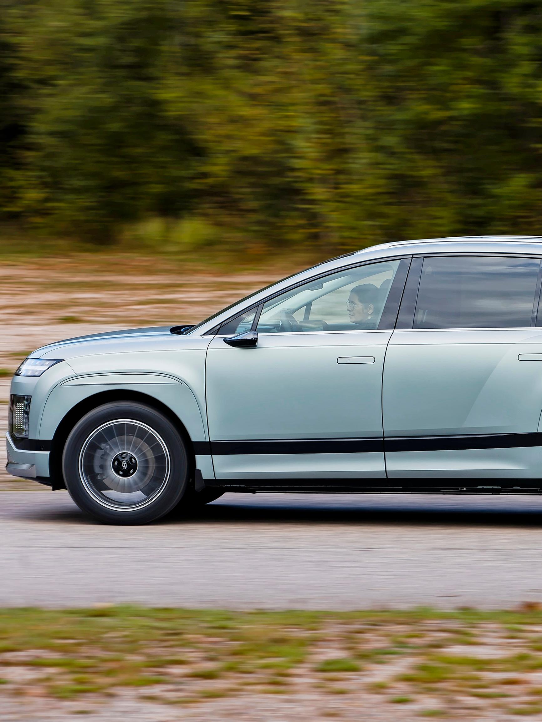  Hyundai Ioniq 9 Suomeen – Jättiluokan sähköauto seitsemälle 