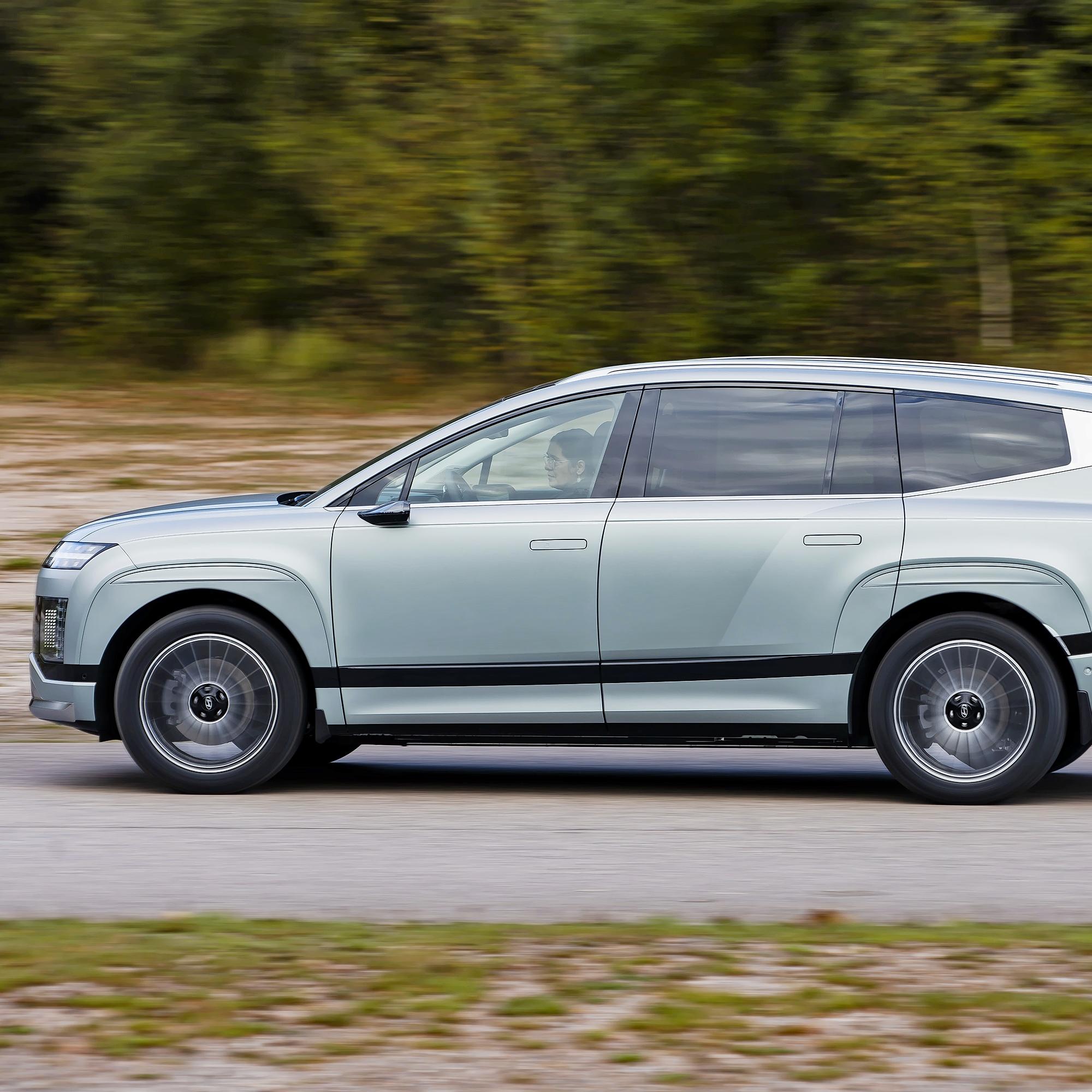  Hyundai Ioniq 9 Suomeen – Jättiluokan sähköauto seitsemälle 