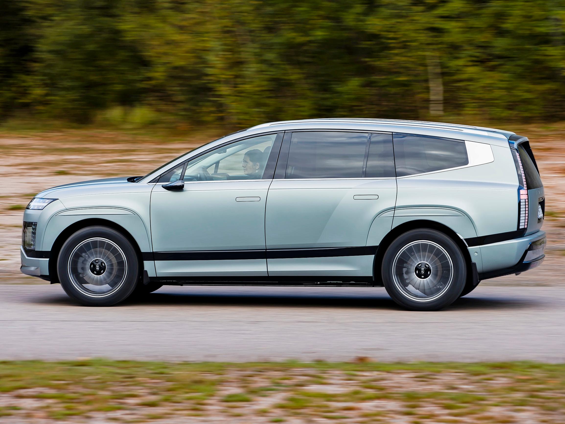  Hyundai Ioniq 9 Suomeen – Jättiluokan sähköauto seitsemälle 