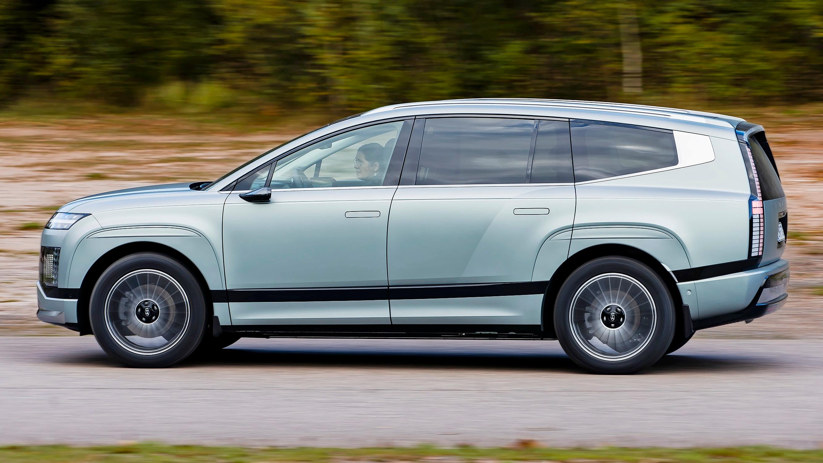  Hyundai Ioniq 9 Suomeen – Jättiluokan sähköauto seitsemälle 