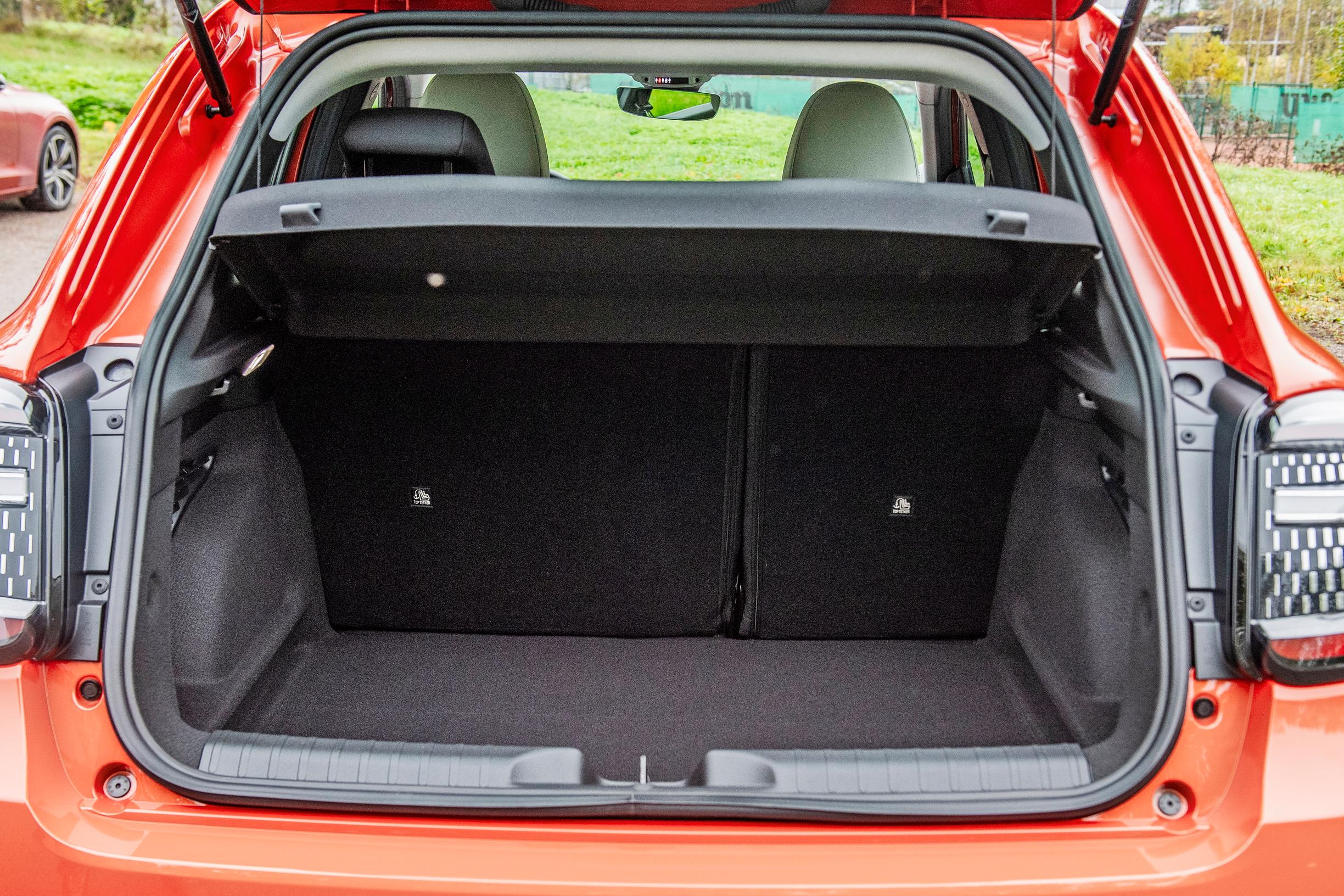 Fiat 600:n tavaratila on pikkuautolle tyypillisesti niukanpuoleinen.