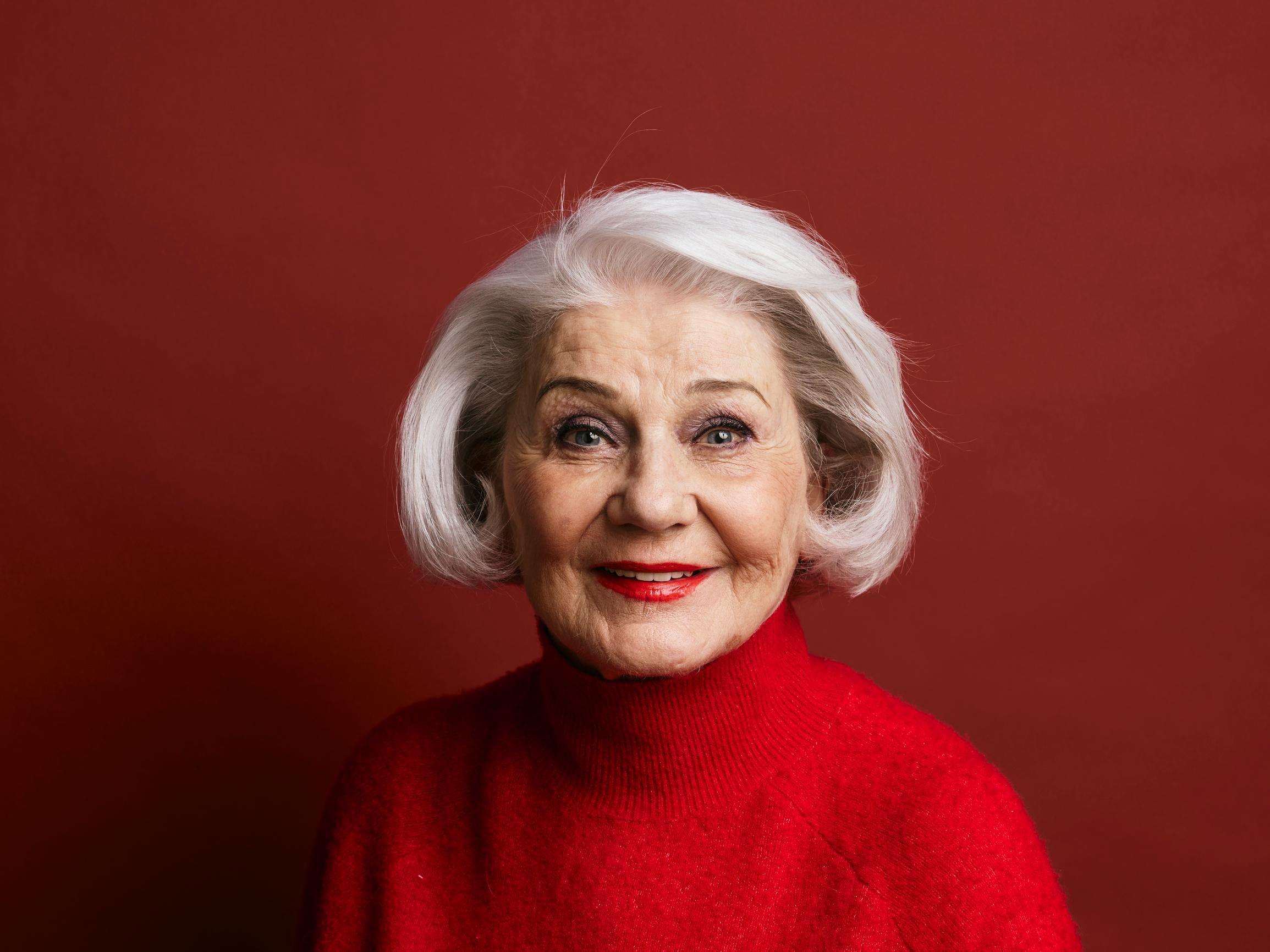 Kovassa kunnossa oleva Ritva Oksanen, 86: ”Yhä odotan ja ihmettelen, että miltä se vanhuus tuntuu” – Näin hän on muuttunut 1970-luvulta tähän päivään