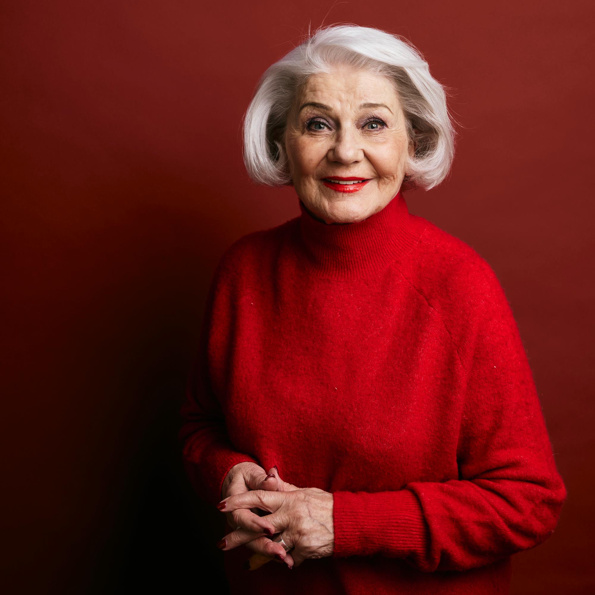 Kovassa kunnossa oleva Ritva Oksanen, 86: ”Yhä odotan ja ihmettelen, että miltä se vanhuus tuntuu” – Näin hän on muuttunut 1970-luvulta tähän päivään