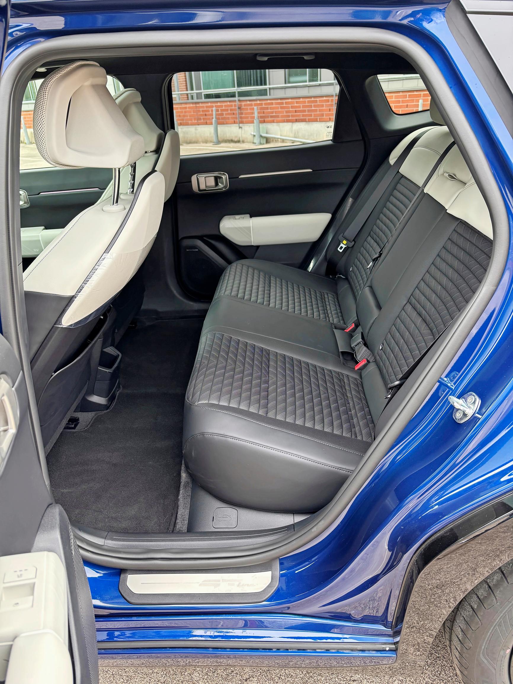 Kia EV4 Fastbackin pitkän akselivälin ansiosta takapenkillä on hyvin jalkatilaa, eikä pääntilakaan korimallista huolimatta lopu kesken.