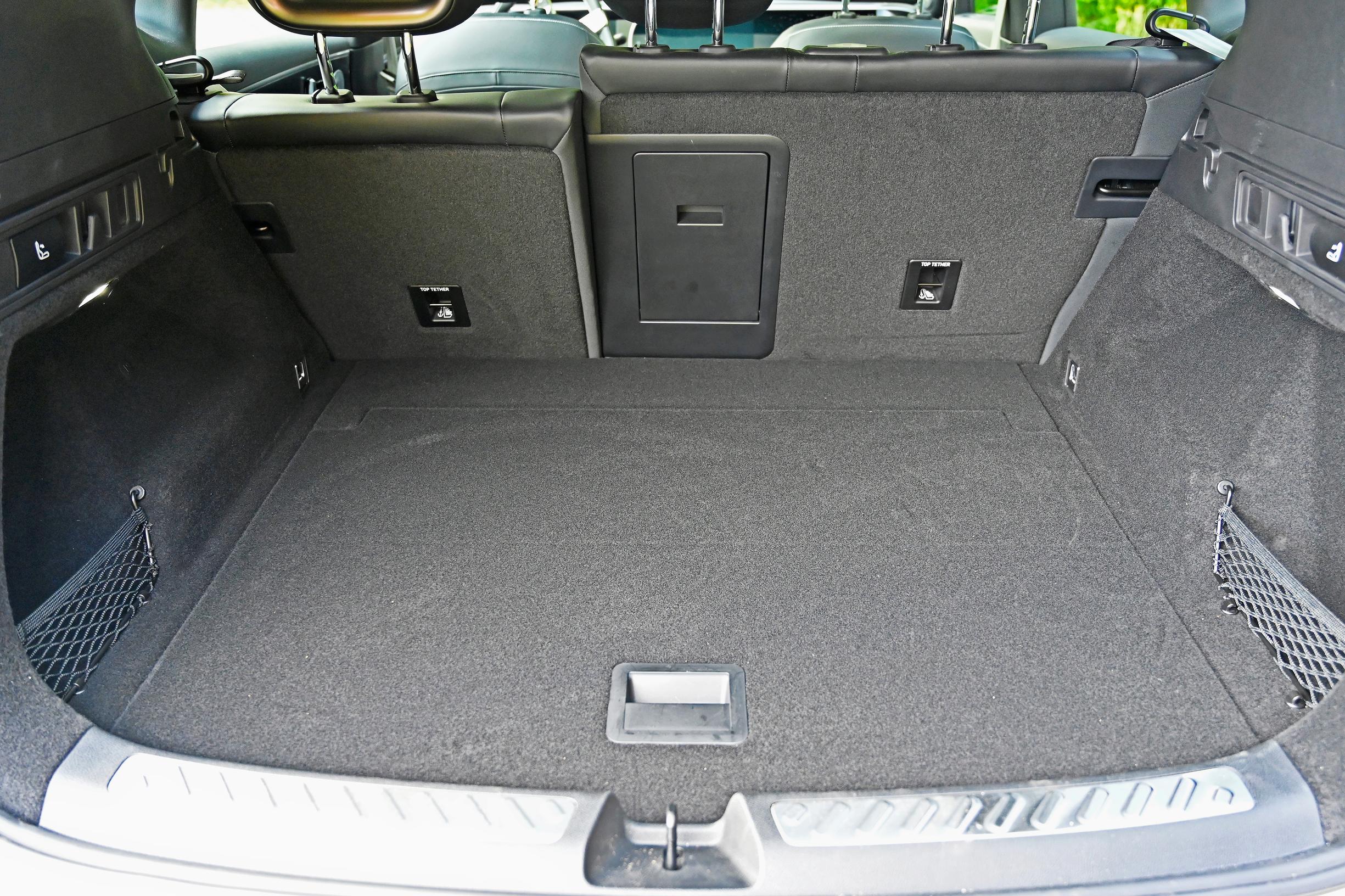 Smart#5 Pro+:n tavaratila on hieman matala, ja vetää 470 litran verran rompetta. Välipohjan saa kahteen eri korkeuteen