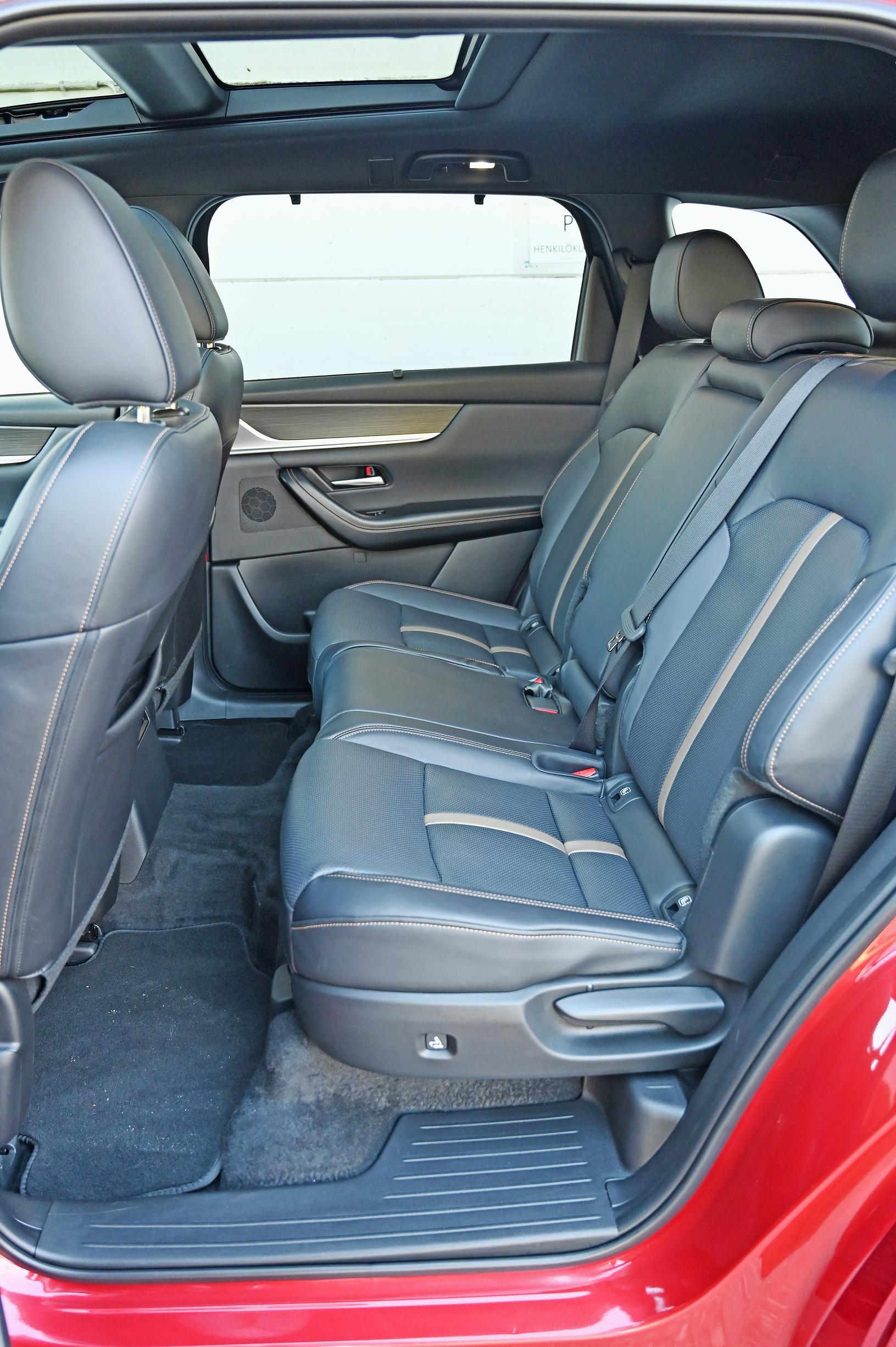 Mazda CX-80:n takaovet aukeavat lähes 90 asteen kulmaan, ja kakkosrivin tilat ovat kohtalaisen hyvät.