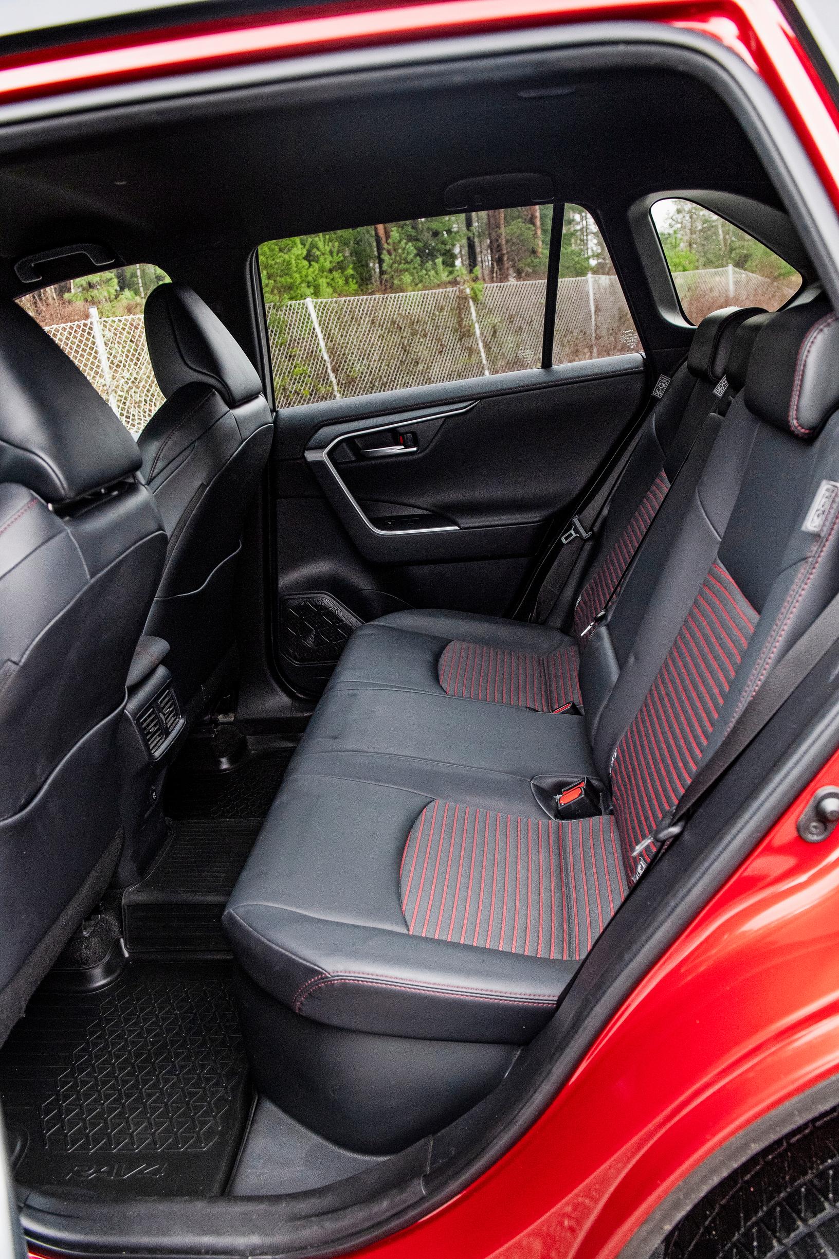 Toyota RAV4:n taakse mahtuu oikein kivasti.