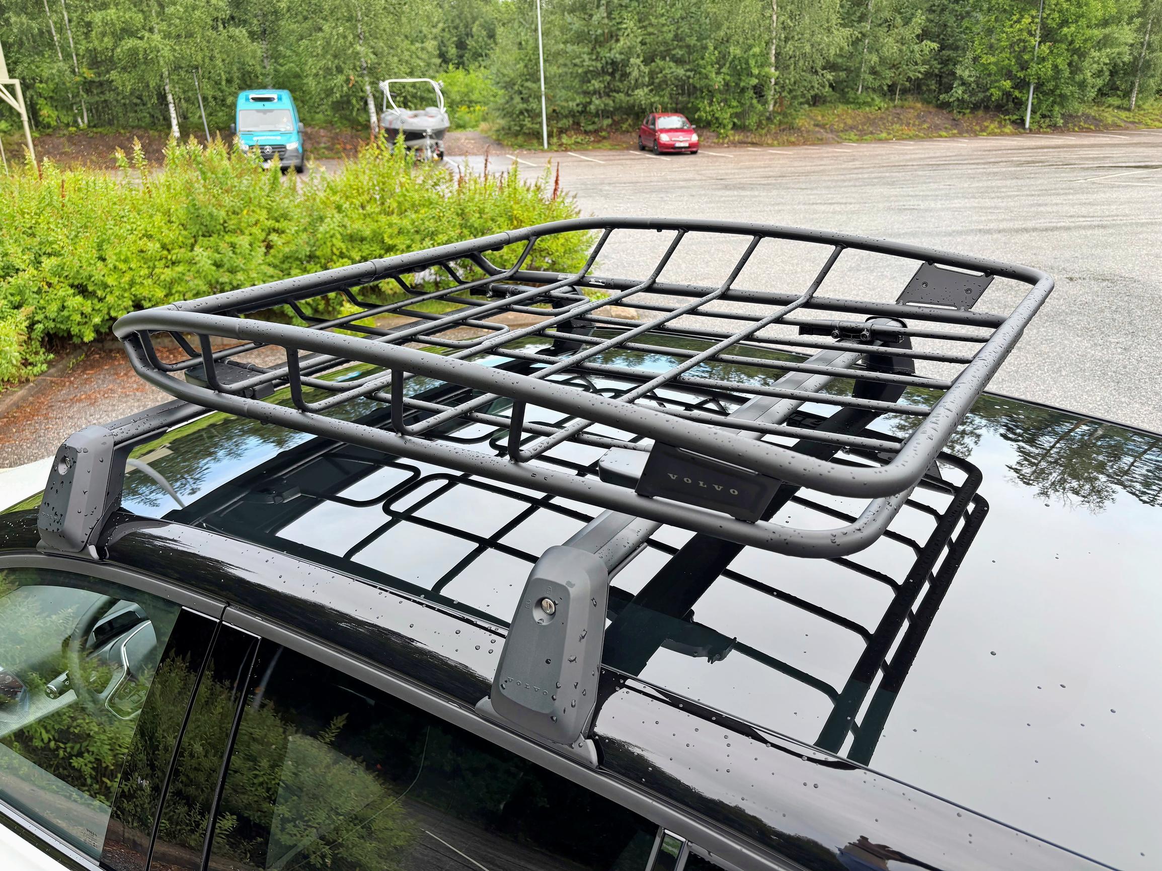 Volvo EX30 Cross Countryn retrohenkinen kattoteline on sinänsä hieno ja antaa autolle ilmettä, mutta on tietenkin täysi turhake.