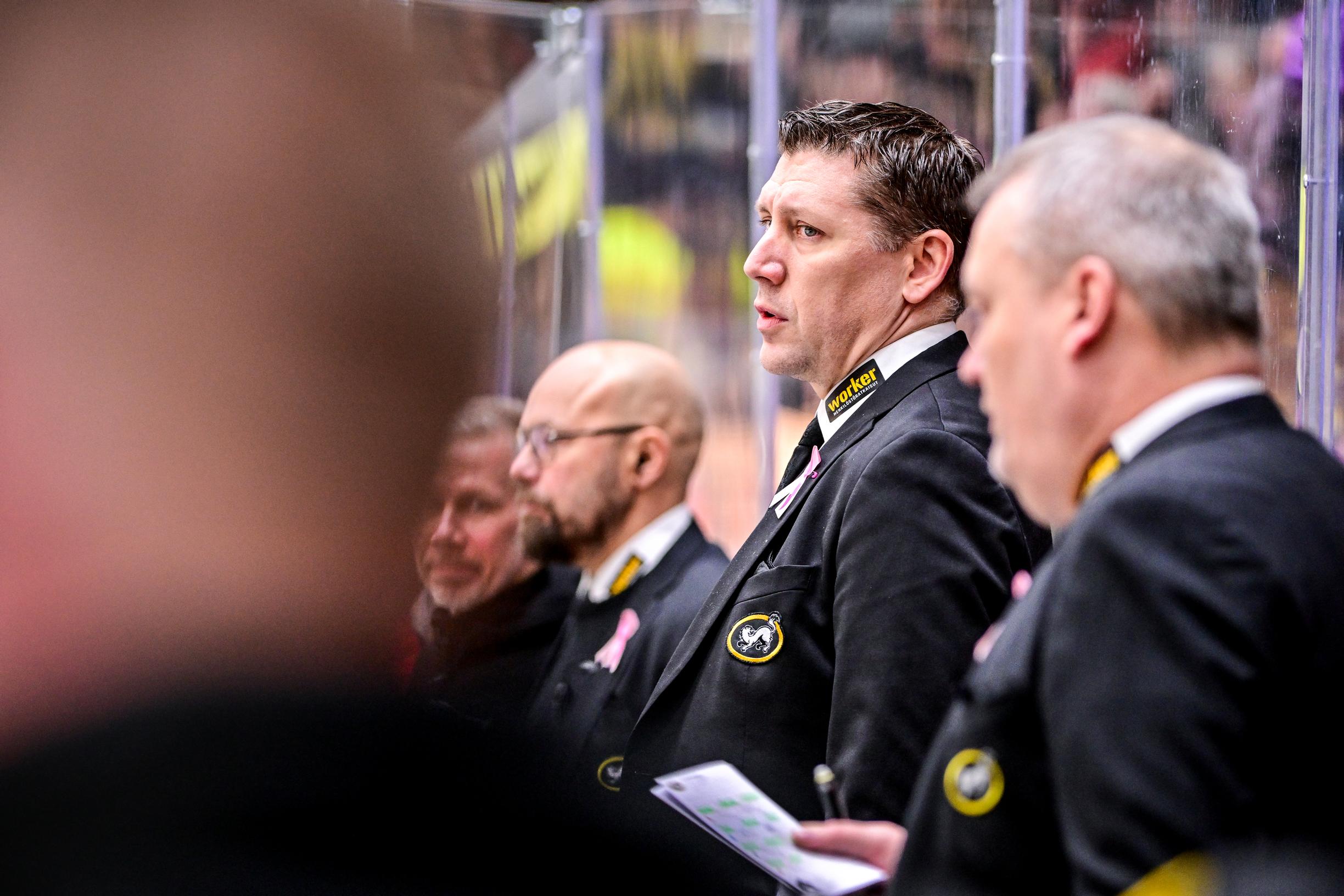 Surkeaa! Liigan mestarivalmentajalle armoton kylvetys: "Lopeta höpöttelysi! Olette heikompia kuin vuosiin!"