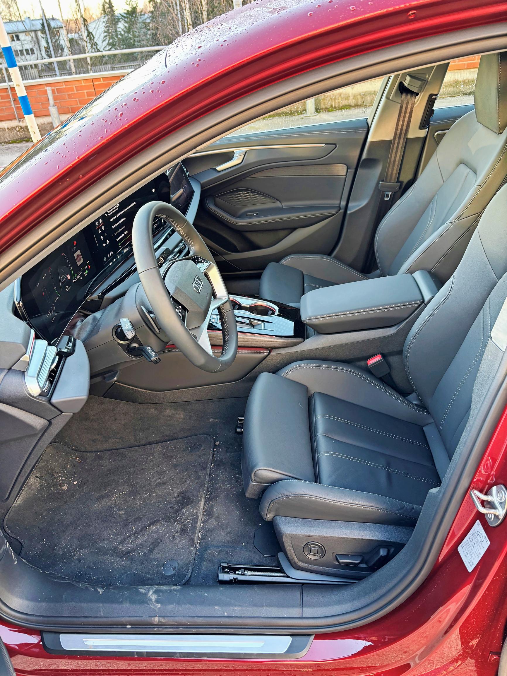  Kyllä kuskin kelpaa. Istuimessa on hyvät säädöt ja toppaukset.