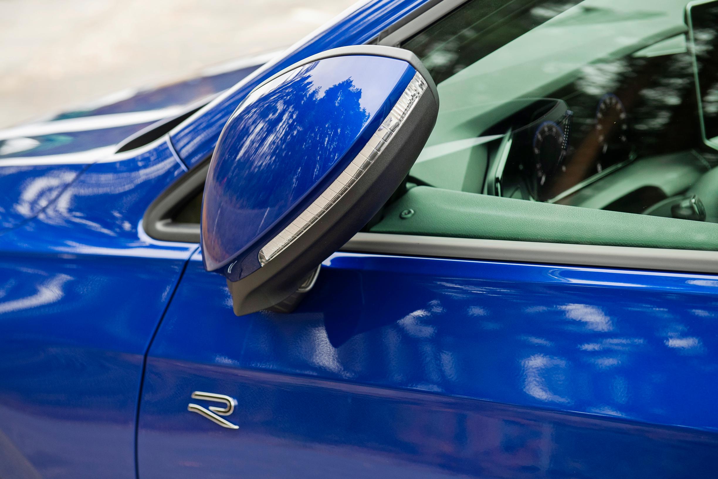 Kun  Golf Variant R-Linen ovet sulkee, peilit kääntyvät jännään asentoon.