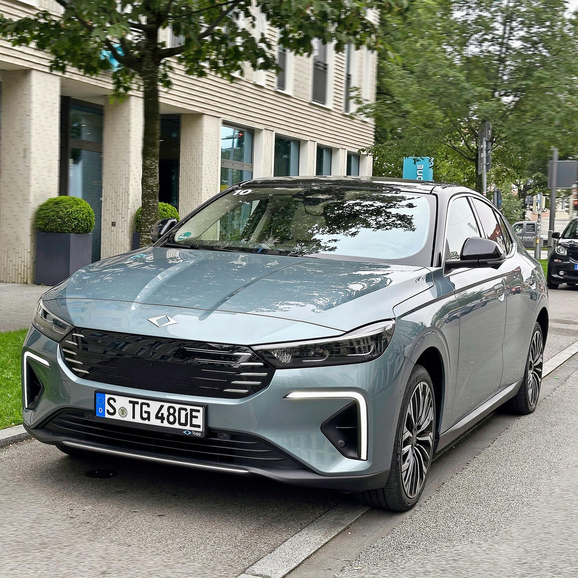 Turkkilainen automerkki Togg tulee Eurooppaan – Tuulilasi koeajoi Togg T10F -sähköauton Saksassa – tällainen se on