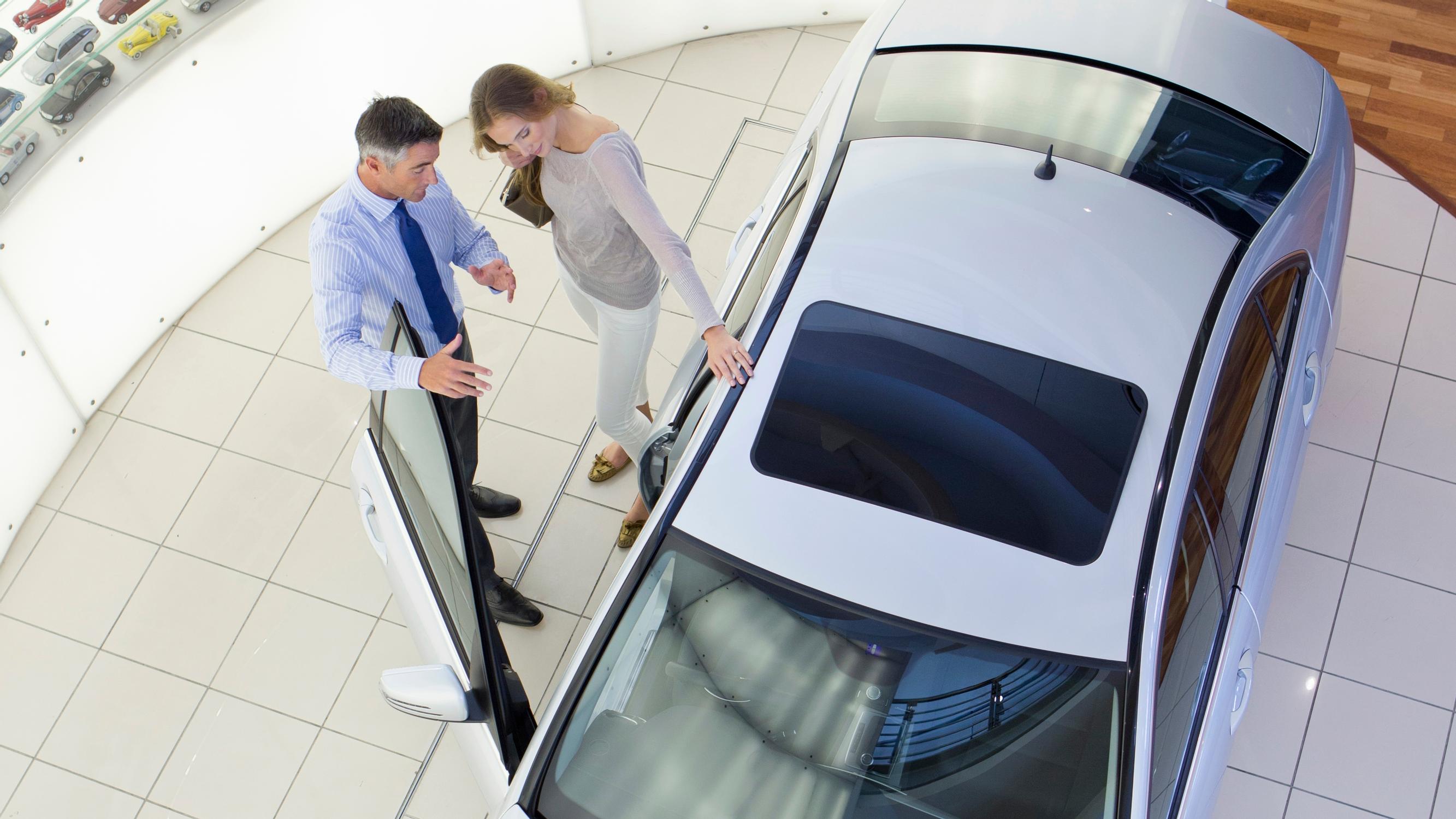 Uusien autojen myynti romahti Suomessa 1970-luvun tasolle – luottamus katoaa ja käytettyjen tuonti syö uusmyynnin