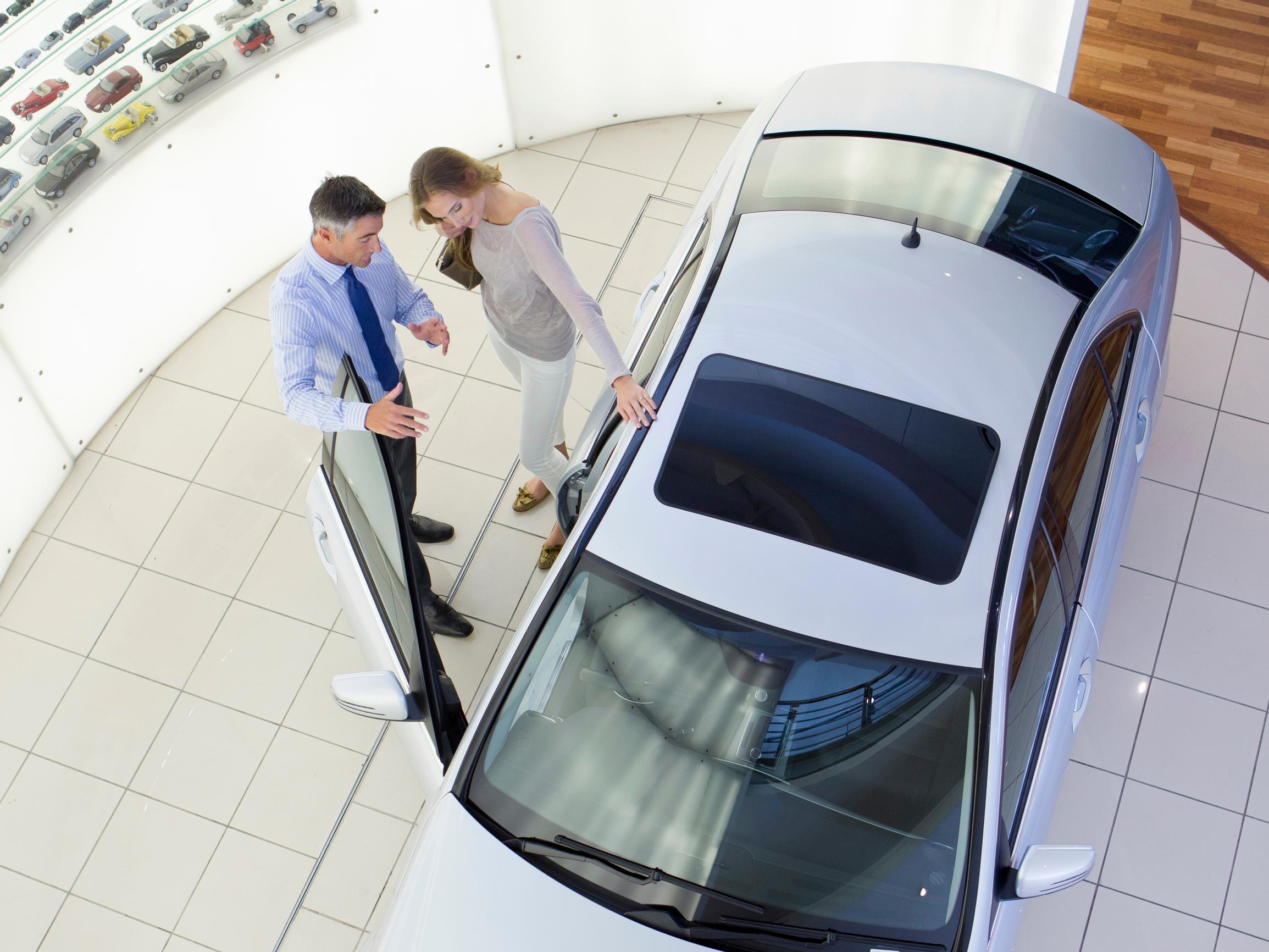 Uusien autojen myynti romahti Suomessa 1970-luvun tasolle – luottamus katoaa ja käytettyjen tuonti syö uusmyynnin